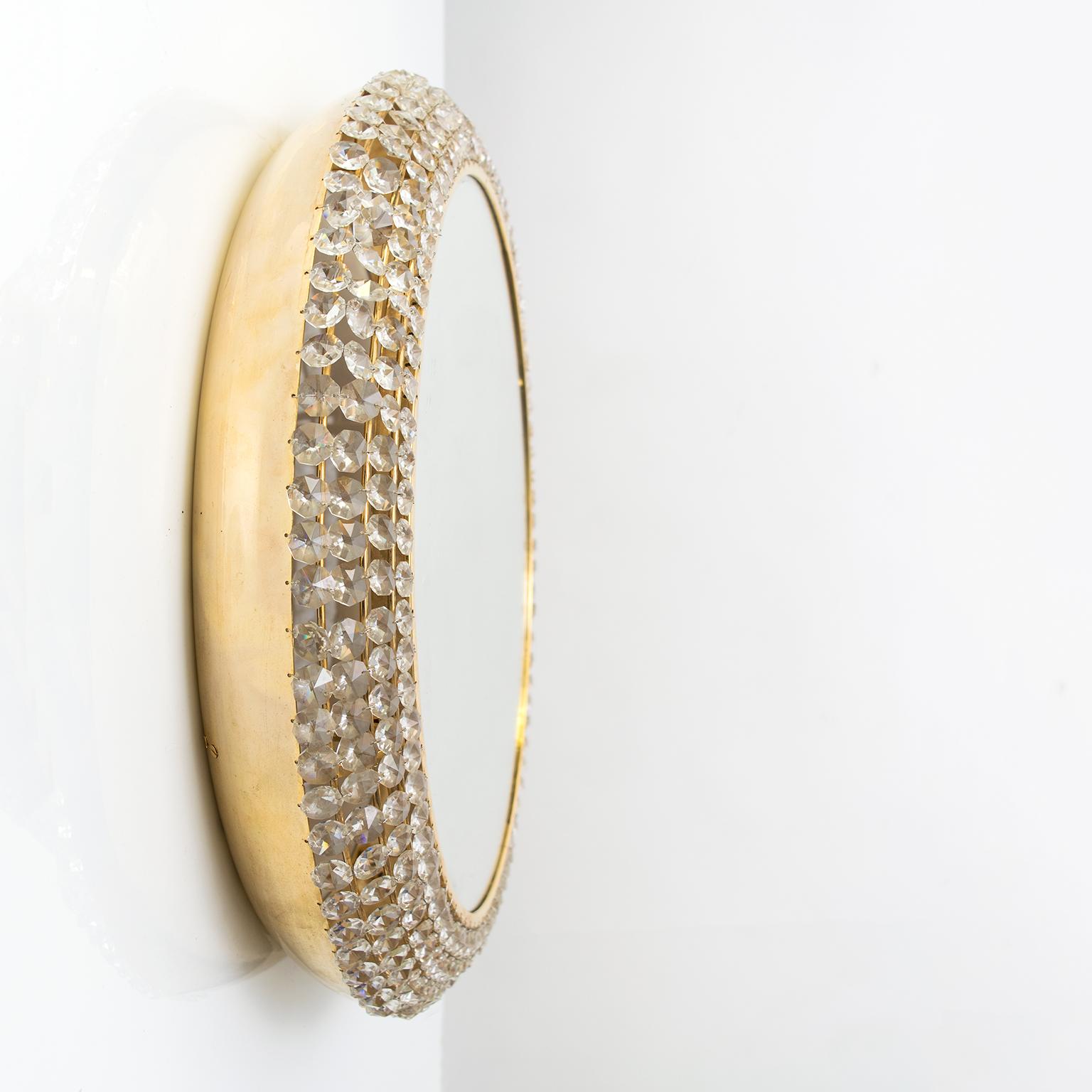  Runder Midcentury-Modern-Spiegel aus vergoldetem Messing mit Kristallen von Palwa im Zustand „Gut“ im Angebot in New York, NY