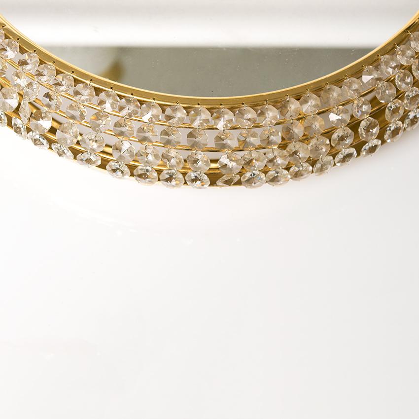  Runder Midcentury-Modern-Spiegel aus vergoldetem Messing mit Kristallen von Palwa (20. Jahrhundert) im Angebot