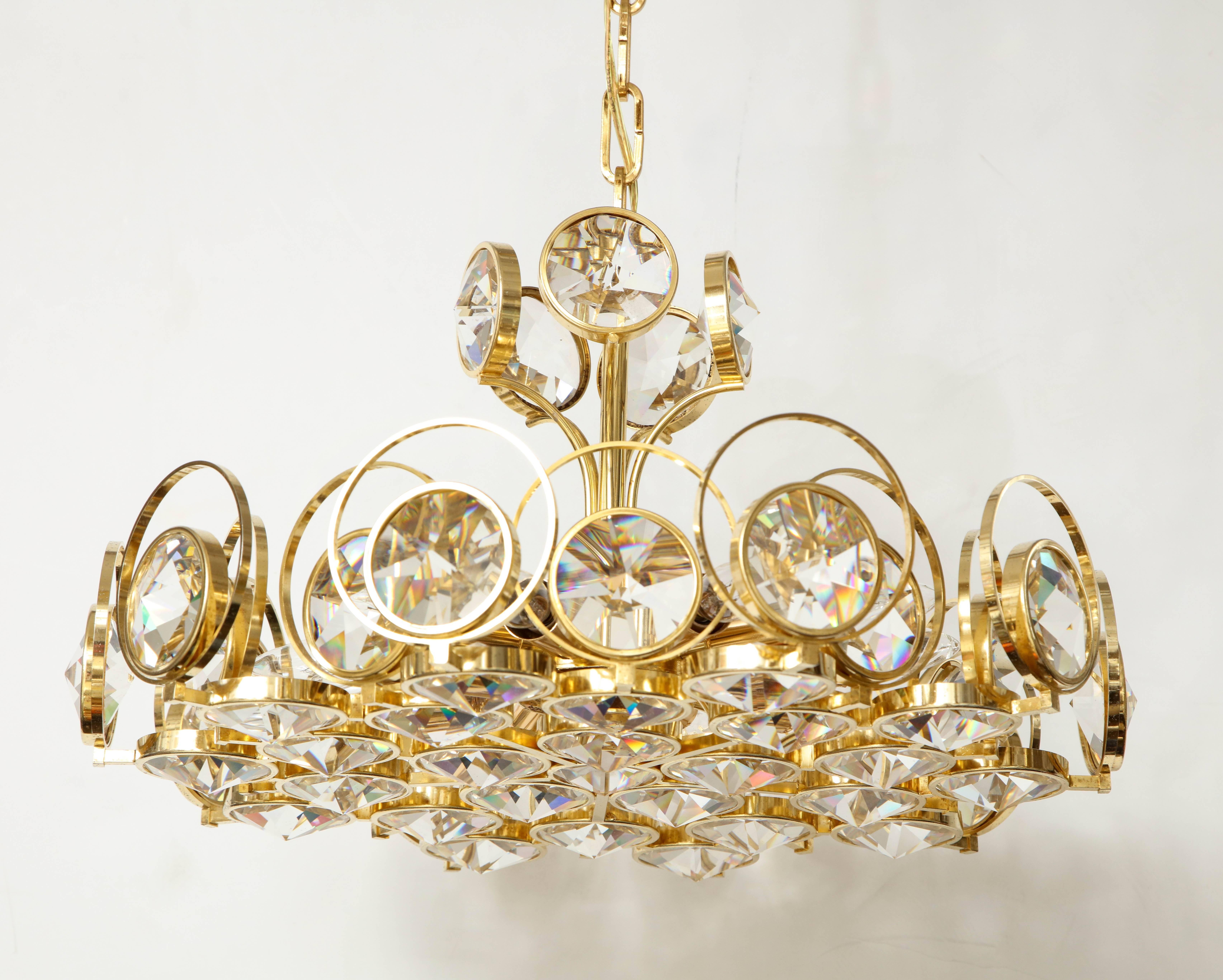 20ième siècle Lustre en laiton doré et cristal Palwa en vente