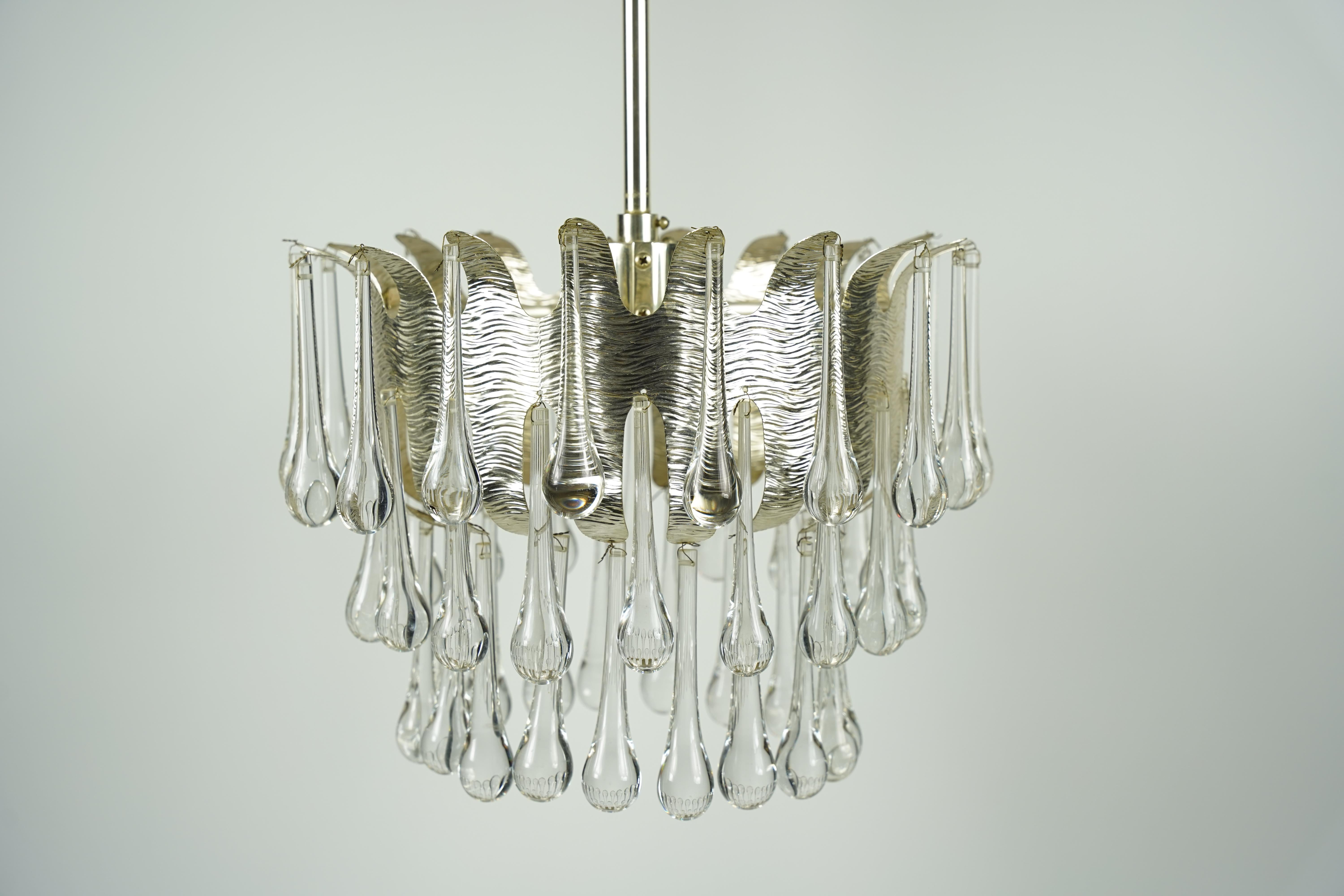 Mid-Century moderno Lampadario in oro e cristallo a goccia di Palwa, 1970, Austria in vendita