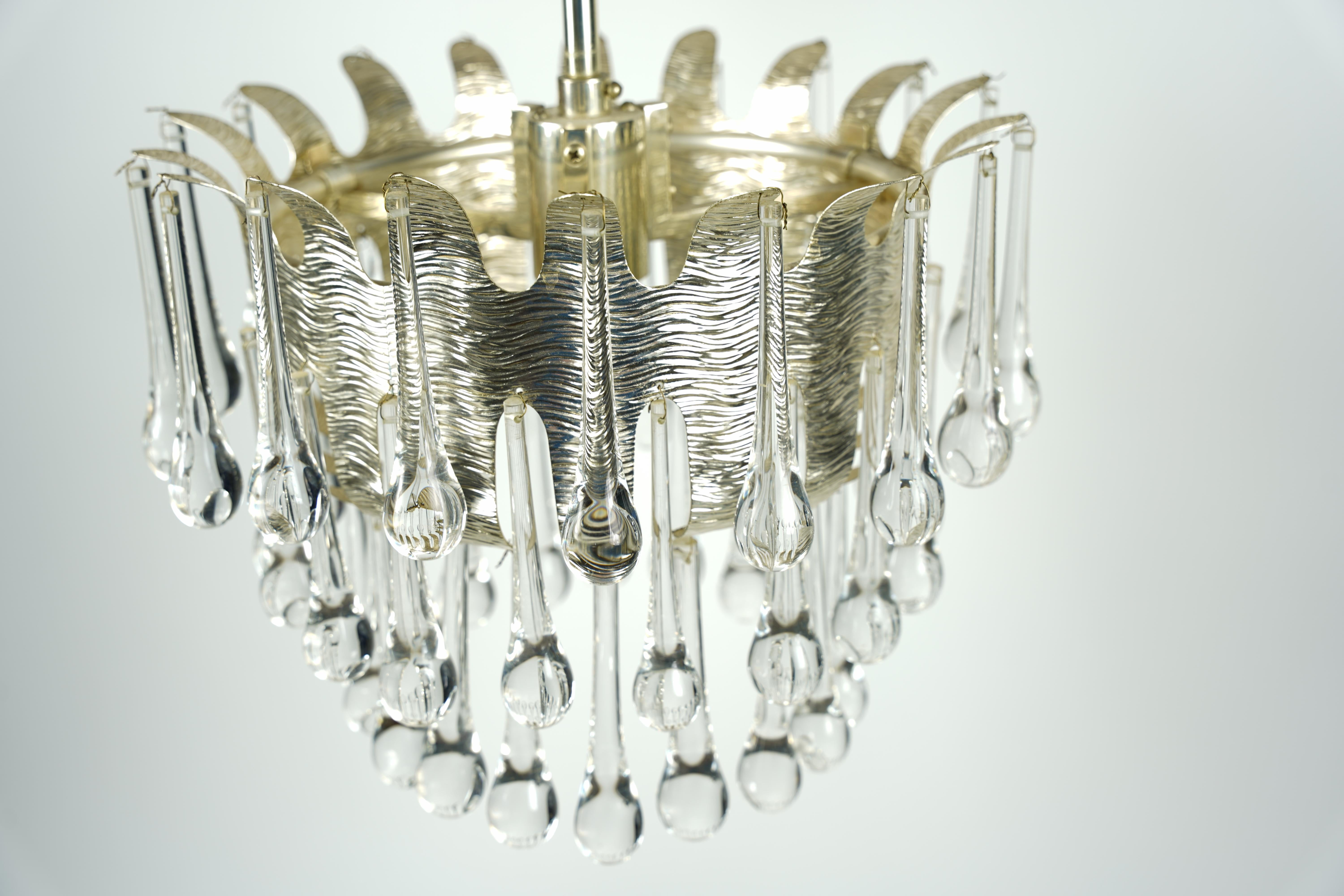 Lampadario in oro e cristallo a goccia di Palwa, 1970, Austria In condizioni buone in vendita a Bronx, NY