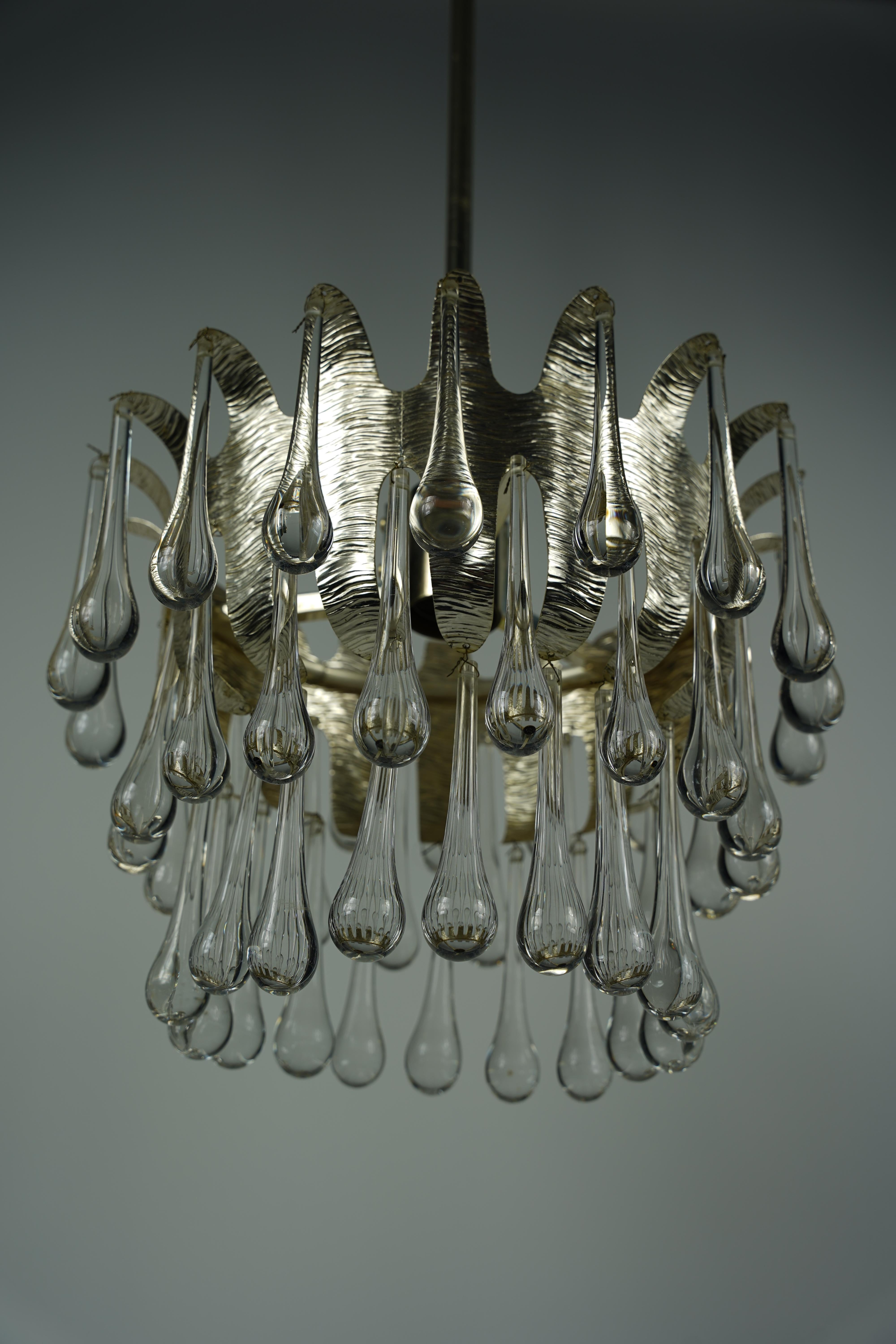 Metallo Lampadario in oro e cristallo a goccia di Palwa, 1970, Austria in vendita