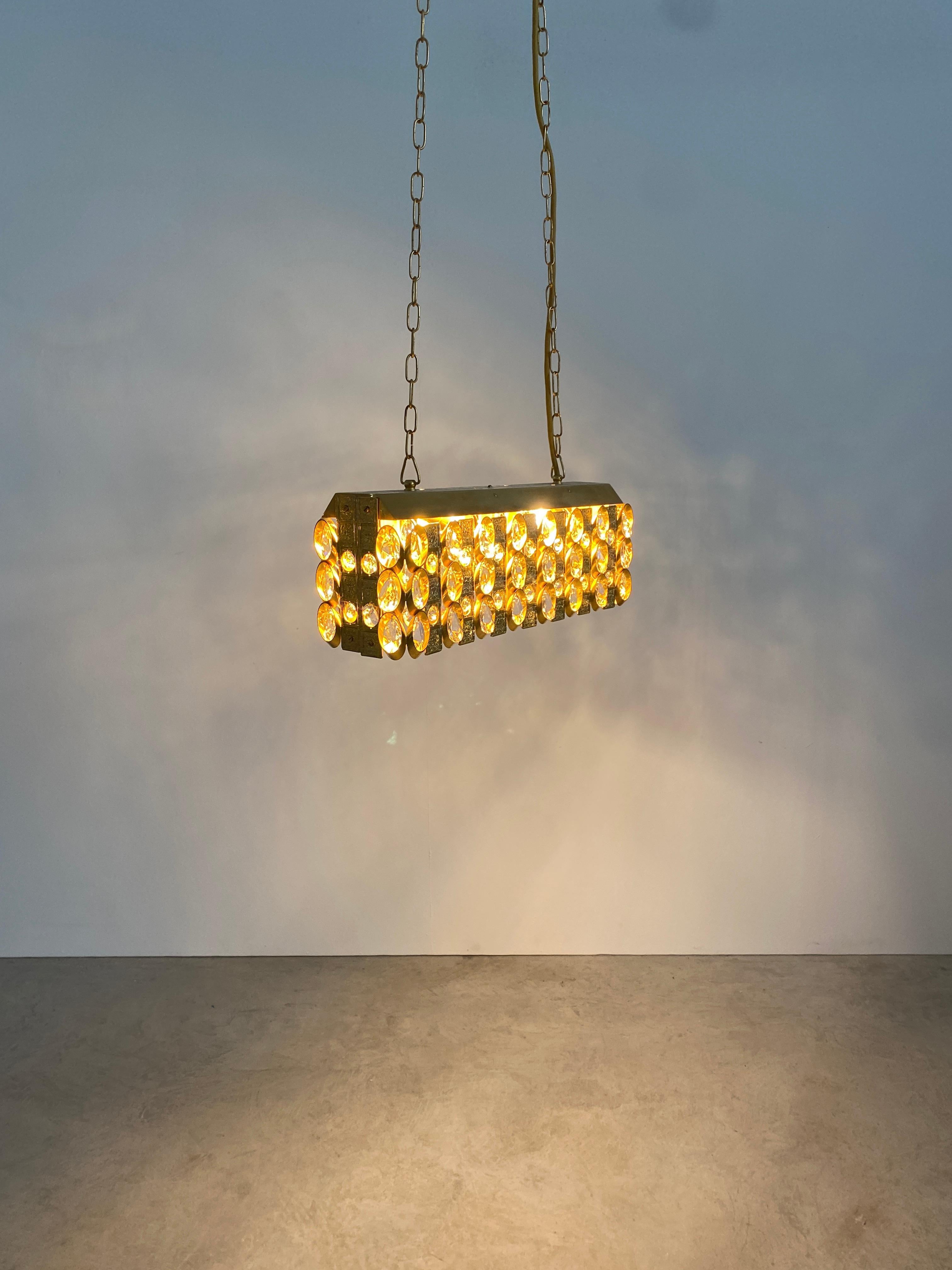 Rare rectangular chandelier from brass and glass by Palwa, Germany

Delicate ceiling light in good, refurbished condition (it has been professionally cleaned, rewired) and holds 4 bulbs e14 with 40W max each, Led's are possible. (max. 60W per