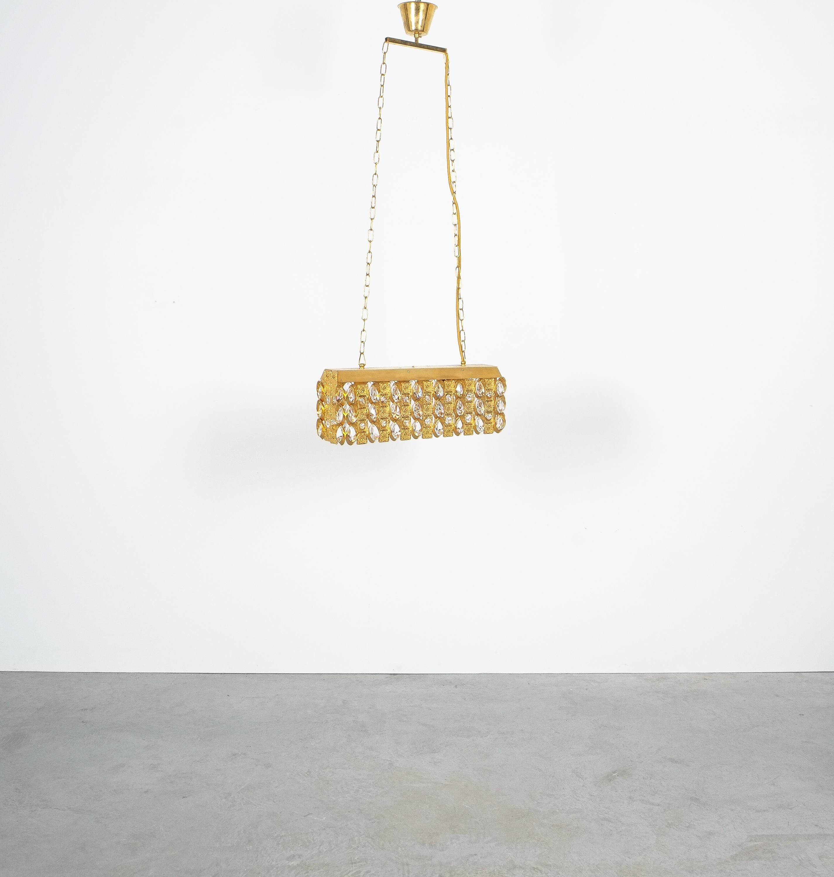 Lampadario Palwa in ottone dorato e cristallo, 1960 circa In condizioni buone in vendita a Vienna, AT