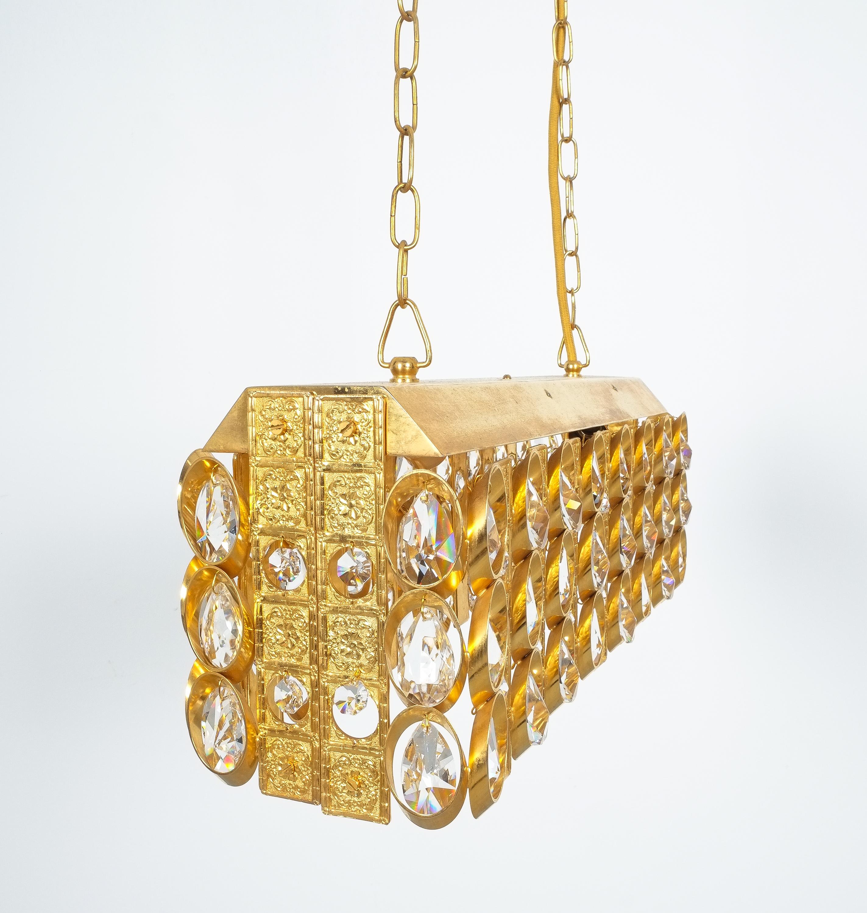 Metà XX secolo Lampadario Palwa in ottone dorato e cristallo, 1960 circa in vendita