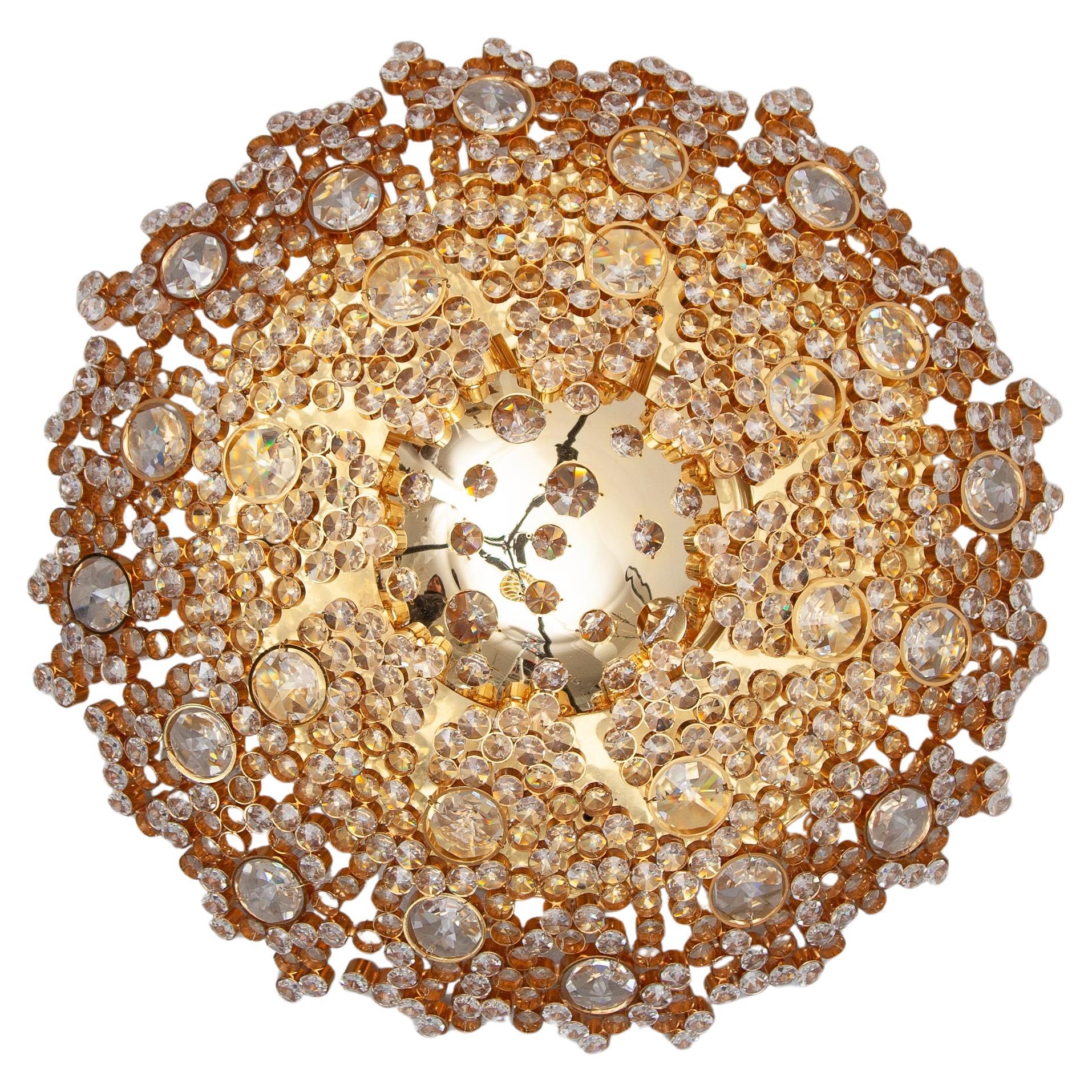 Juego de dos apliques o plafones con brillantes cristales facetados dispuestos en forma de joya sobre un cuenco de latón dorado, diseñado por Palwa, Alemania. Acabado de alta calidad y diseño brillante. Gran diseño para interiores de la regencia de