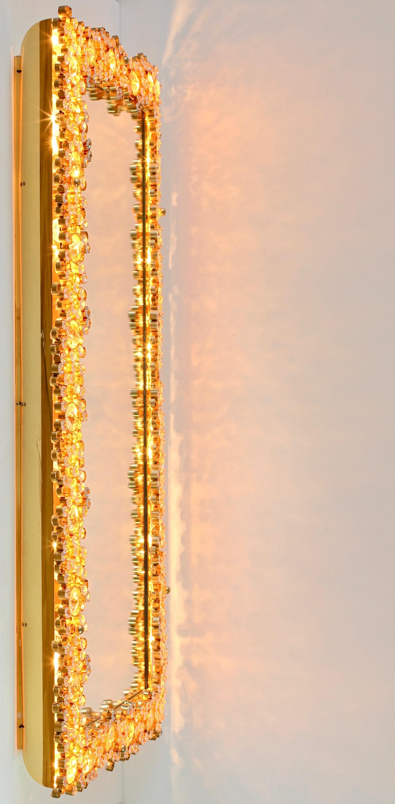Palwa Großer Wandspiegel aus vergoldetem Messing und facettiertem Kristall mit Hintergrundbeleuchtung aus der Mitte des Jahrhunderts im Angebot 1