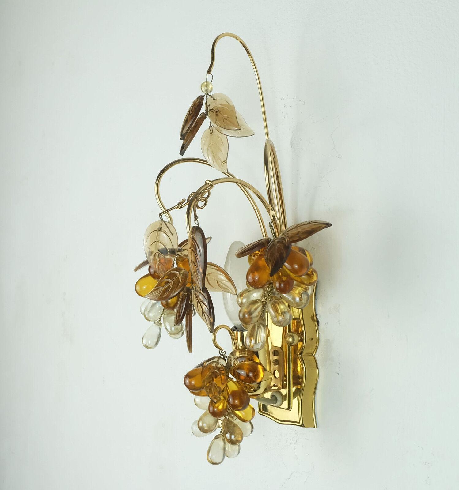 Sehr schöner Wandleuchter aus der Mitte des Jahrhunderts, hergestellt von Palwa (Palme & Walter) in den 1970er Jahren. Hergestellt aus Kristallglas in Form von Trauben und Blättern, Rahmen aus vergoldetem Messing. Hält 1 E14-Glühbirne. 

Abmessungen