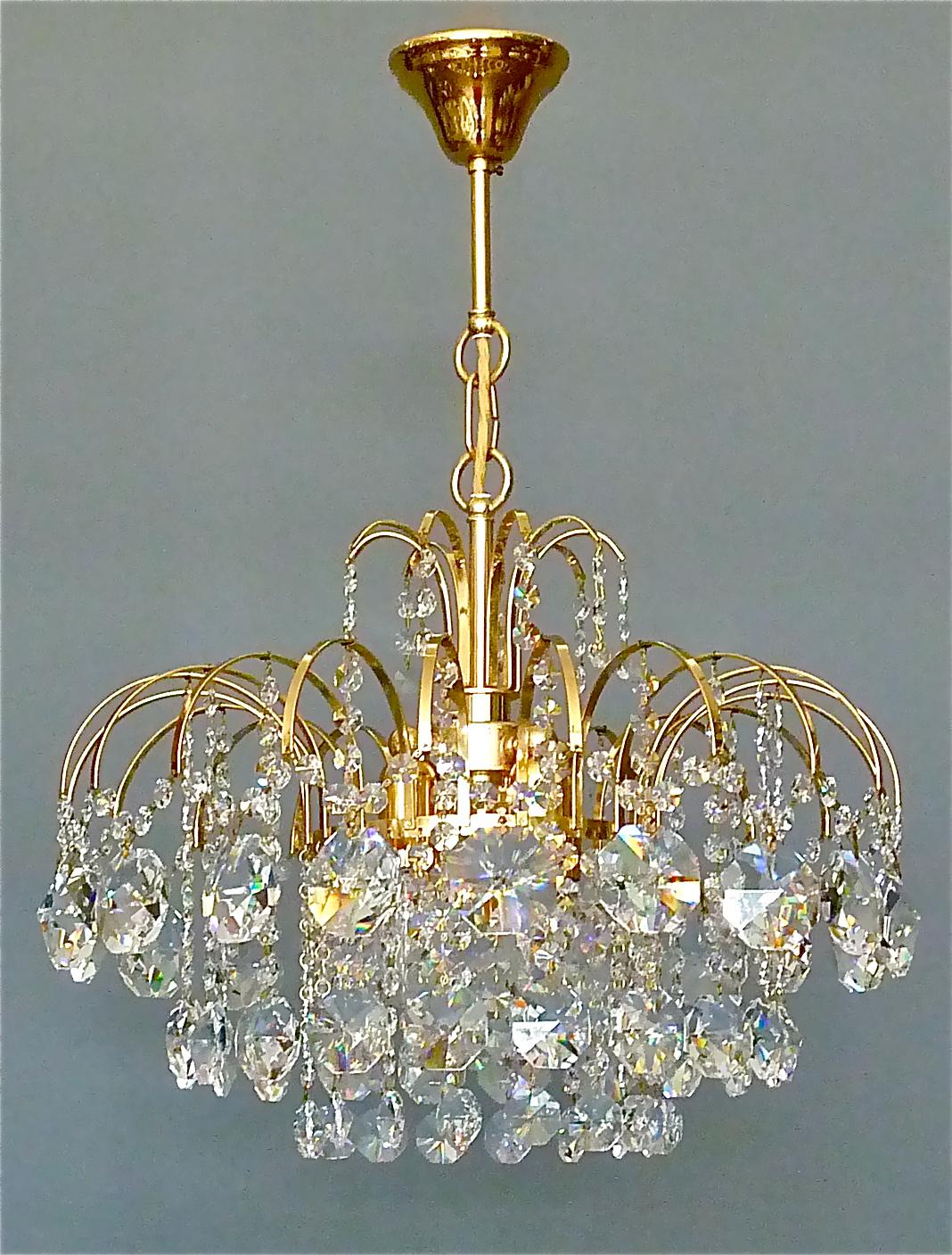 Precious gilt brass and crystal glass Sputnik chandelier made by Christoph Palme or Palwa, Germany, circa 1960-1970. The chain-hanging chandelier has a gilt brass metal Sputnik construction with lots of high lead hand-cut faceted octagonal crystal