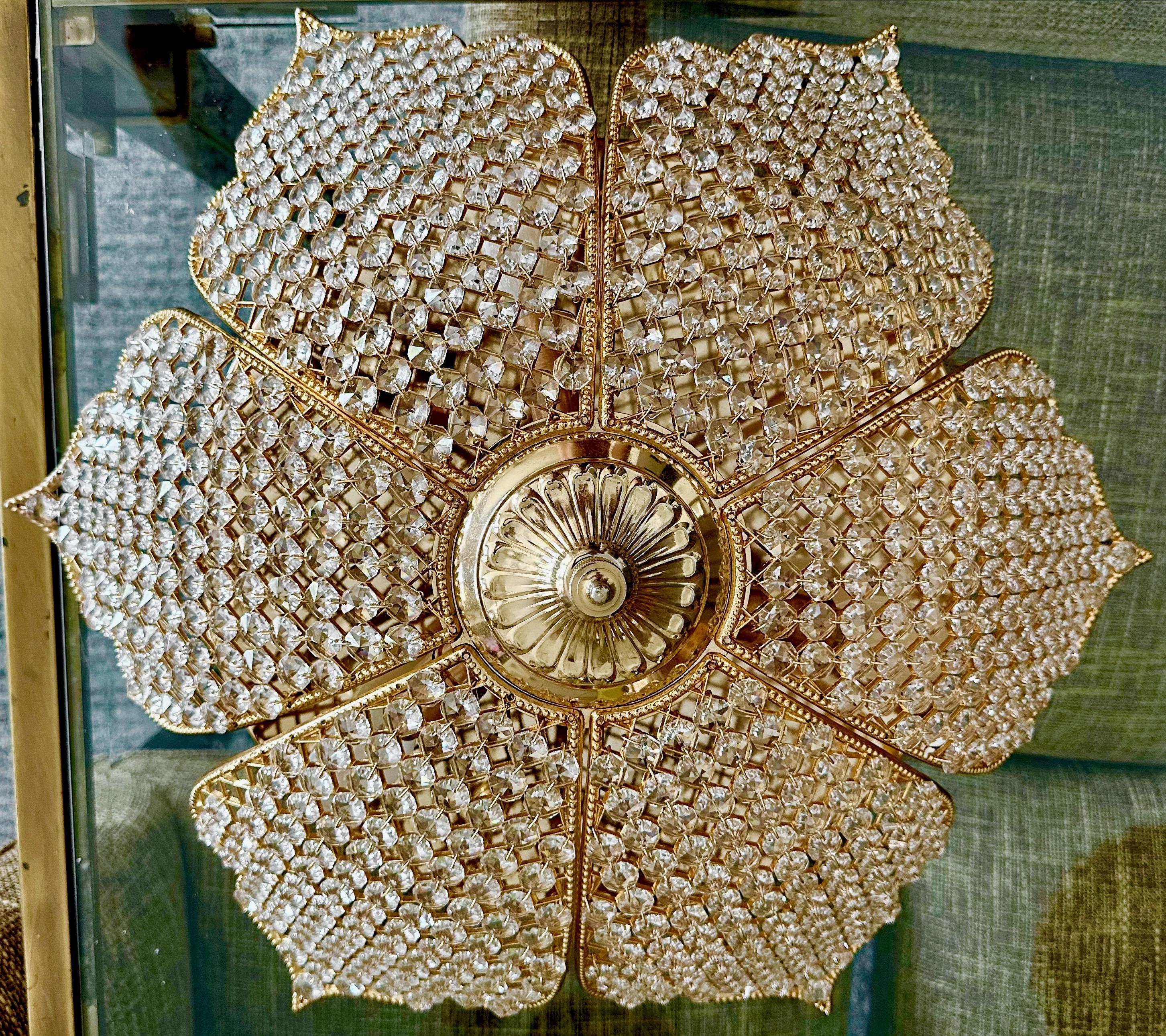 Un plafonnier à encastrer de Palwa (d'Allemagne) à motif floral en forme de pétale. Composé de centaines de petits cristaux taillés à facettes sur une monture plaquée or. Utilise 3 ampoules à culot candélabre. Câblage récemment effectué.