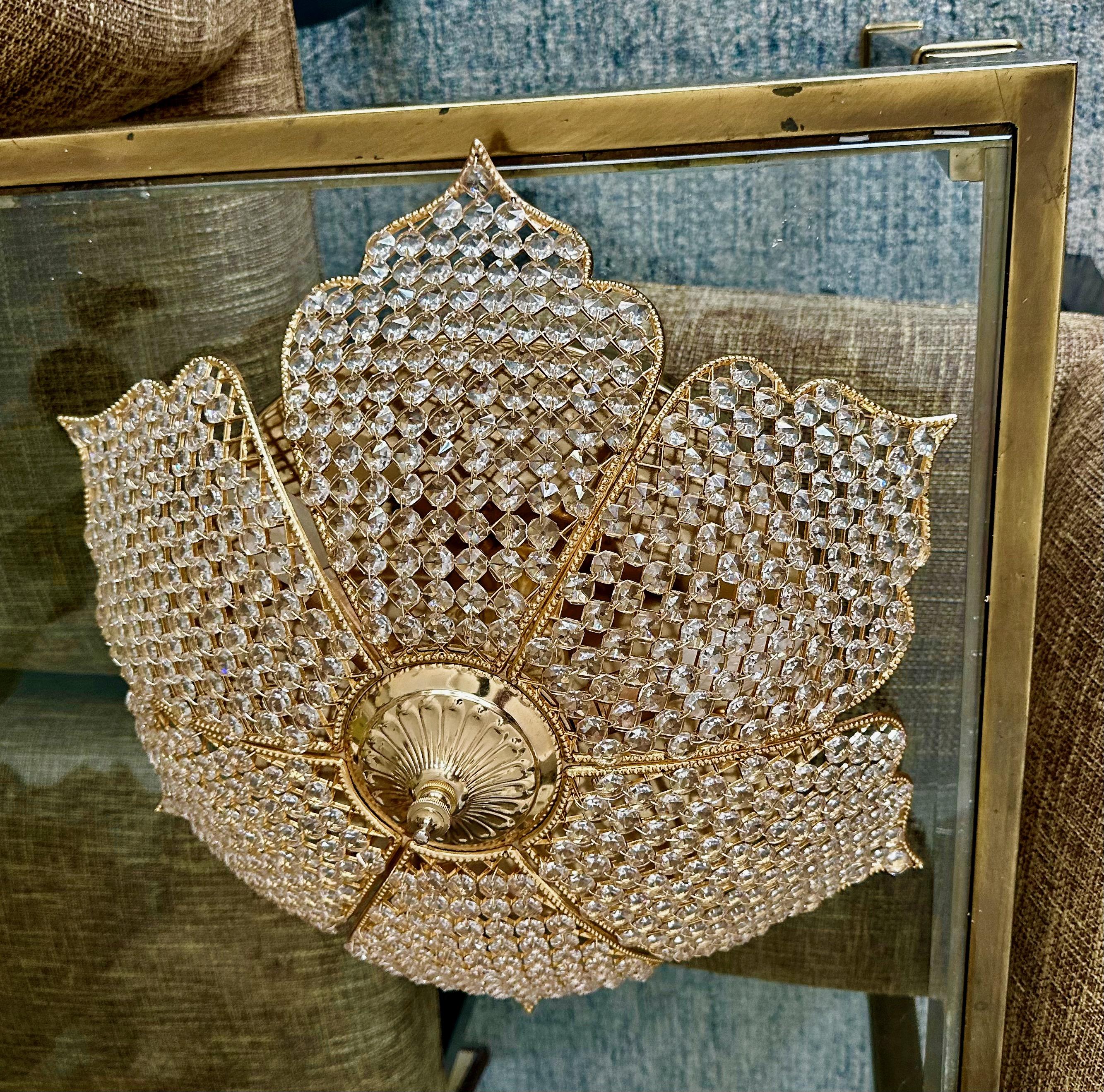 Allemand Palwa Pedal Flower Shape Gold Crystal Flushmount Ceiling Light (Plafonnier en forme de fleur en cristal doré) en vente