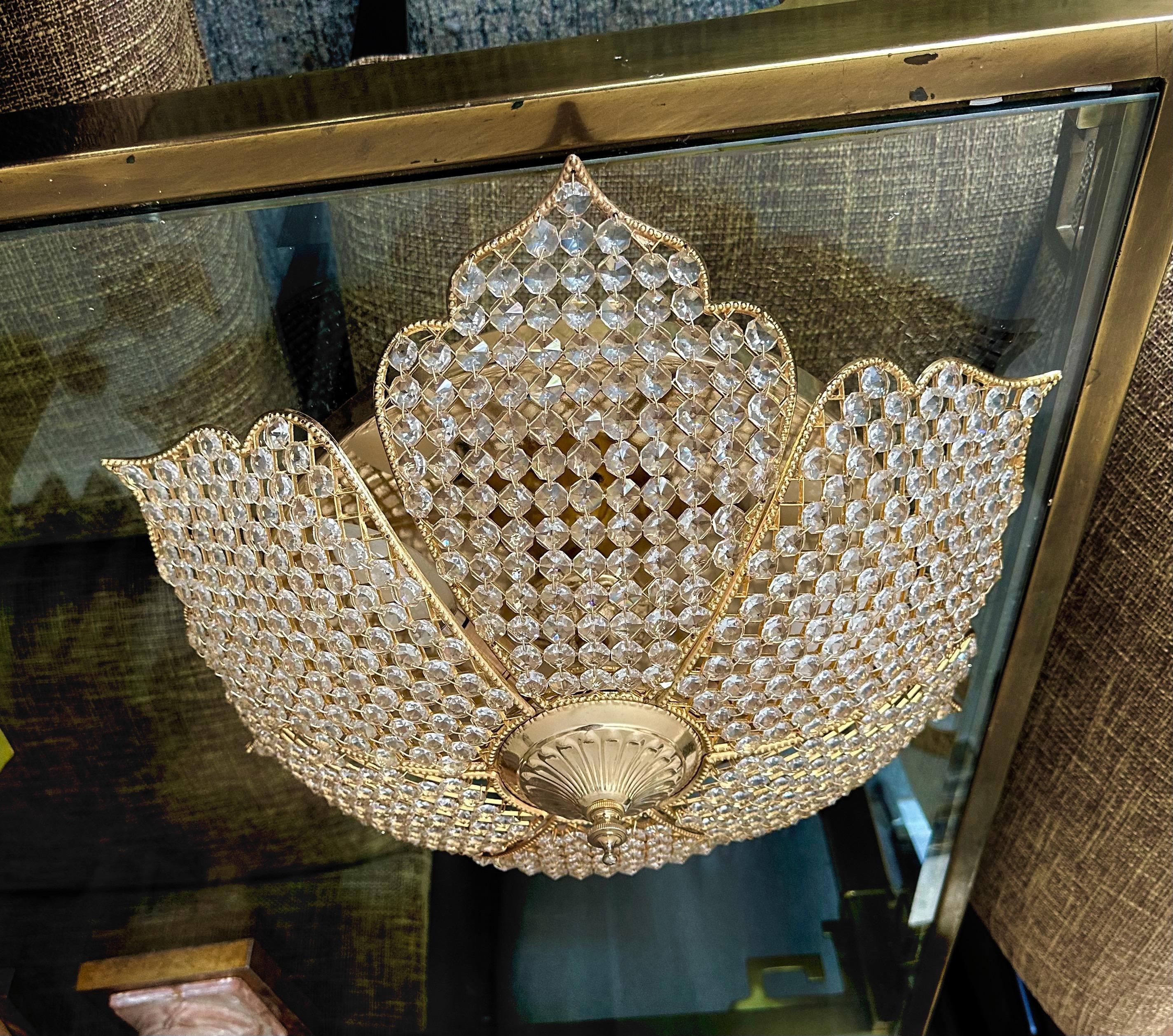 Palwa Pedal Flower Shape Gold Crystal Flushmount Ceiling Light (Plafonnier en forme de fleur en cristal doré) Bon état - En vente à Palm Springs, CA