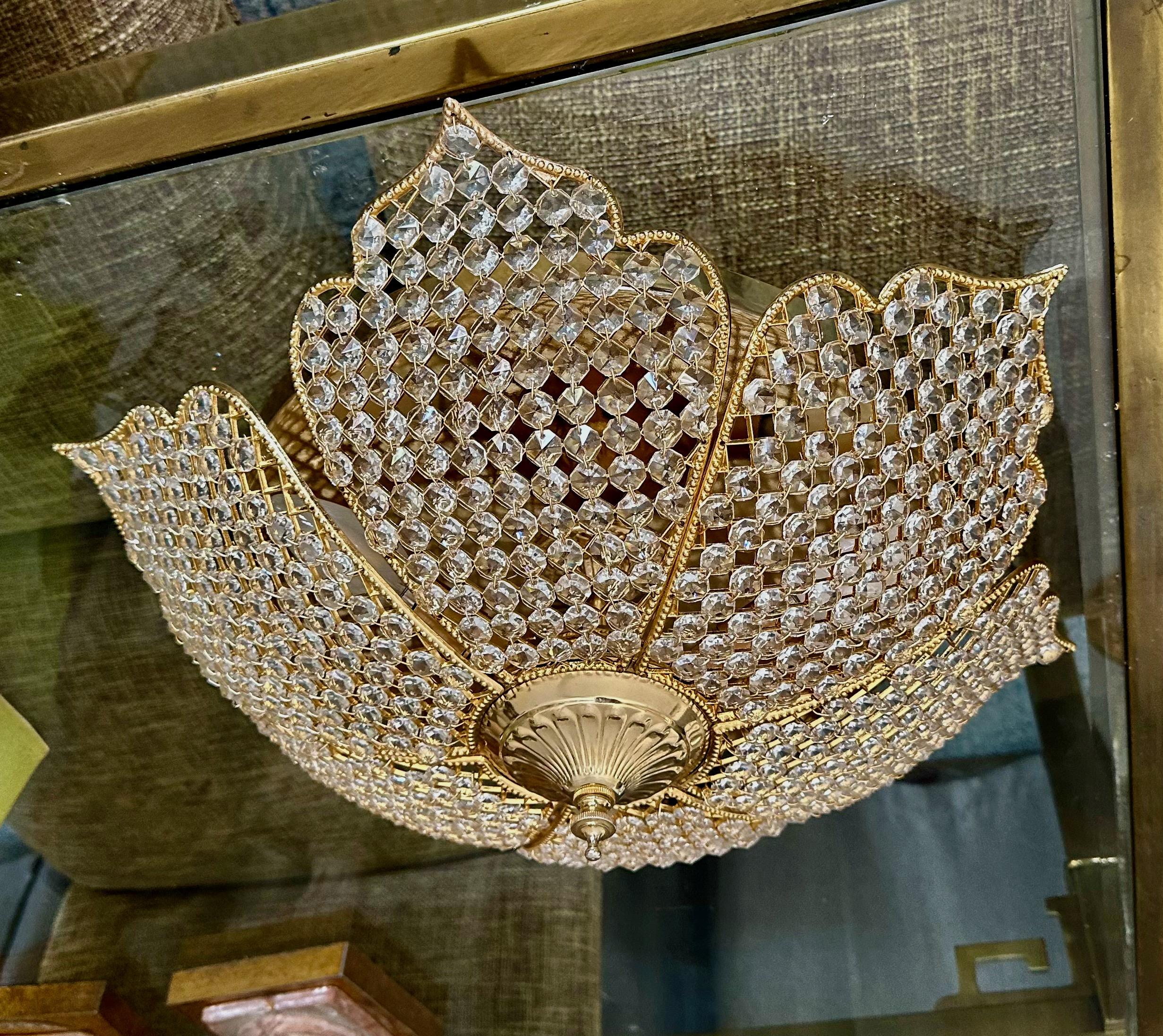 Fin du 20e siècle Palwa Pedal Flower Shape Gold Crystal Flushmount Ceiling Light (Plafonnier en forme de fleur en cristal doré) en vente