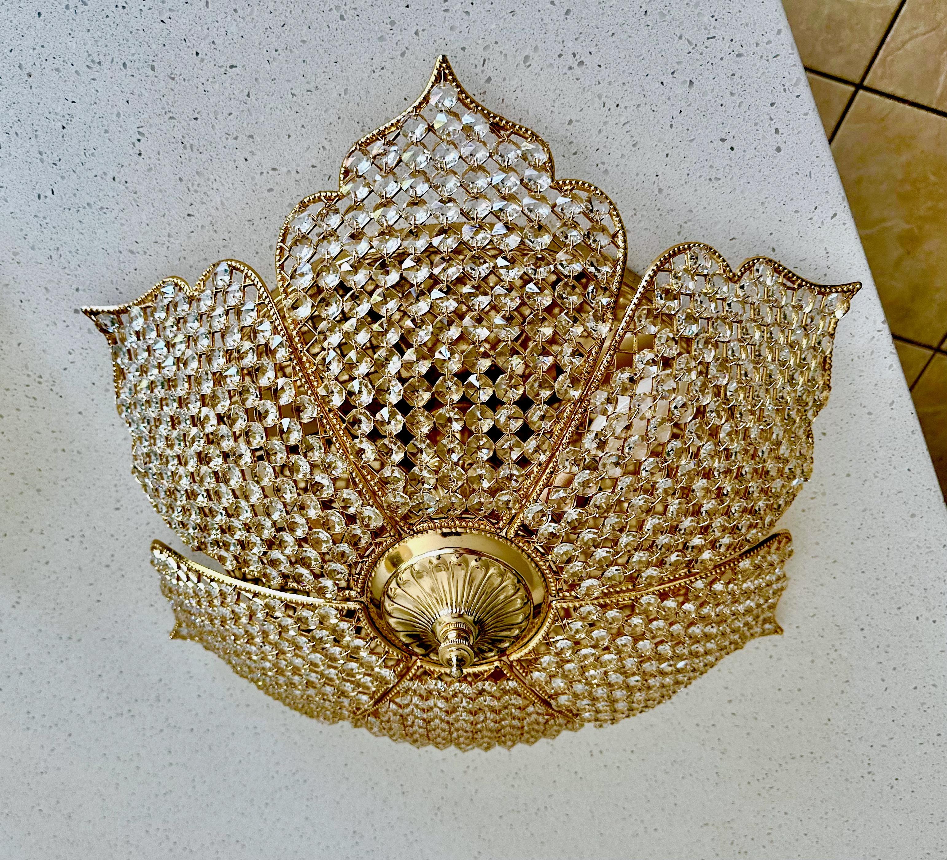 Palwa Pedal Flower Shape Gold Crystal Flushmount Ceiling Light (Plafonnier en forme de fleur en cristal doré) en vente 1