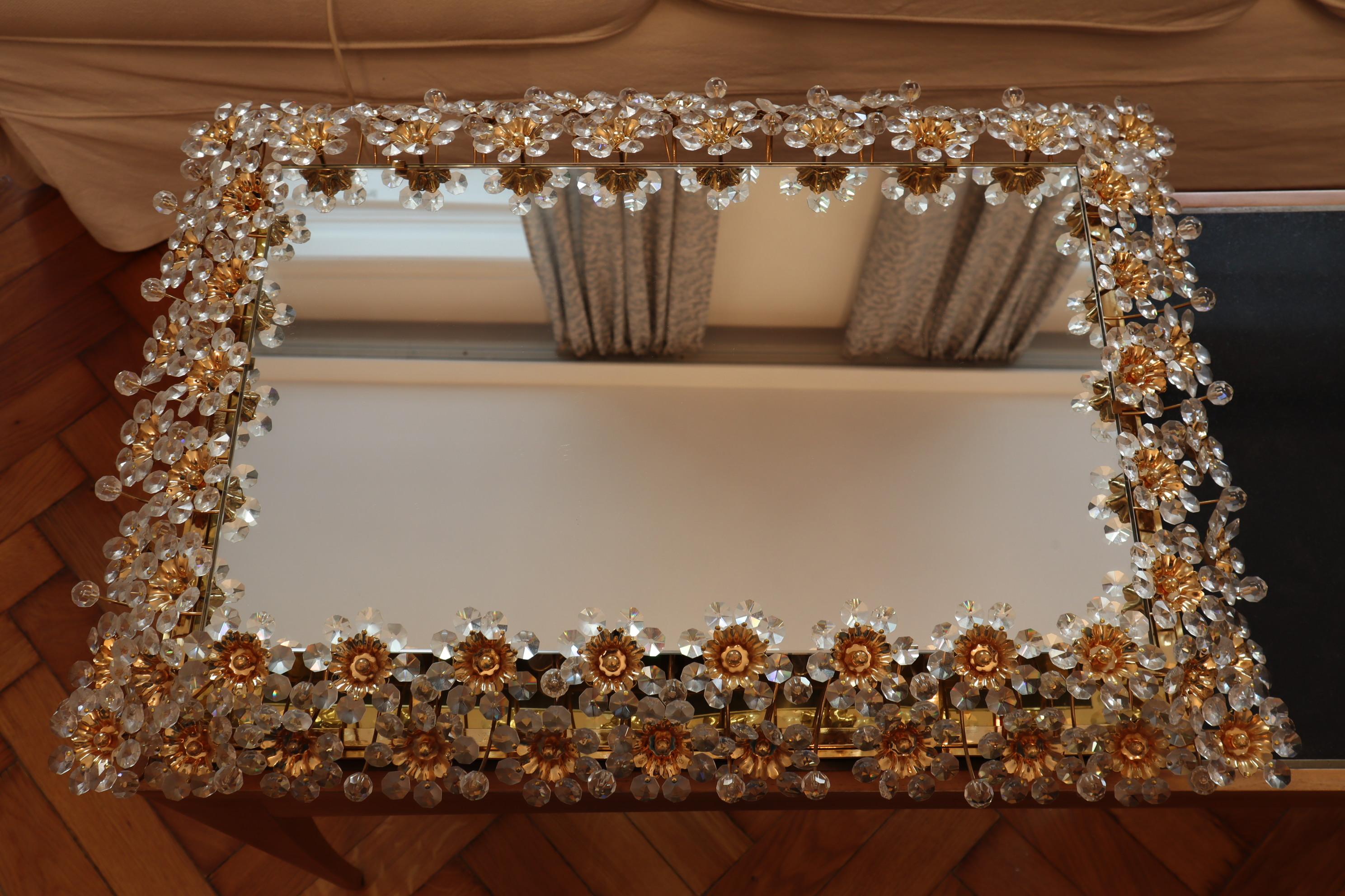 Palwa, Espejo de Pared Rectangular Retroiluminado, Latón Dorado y Flores de Cristal Moderno de mediados de siglo en venta