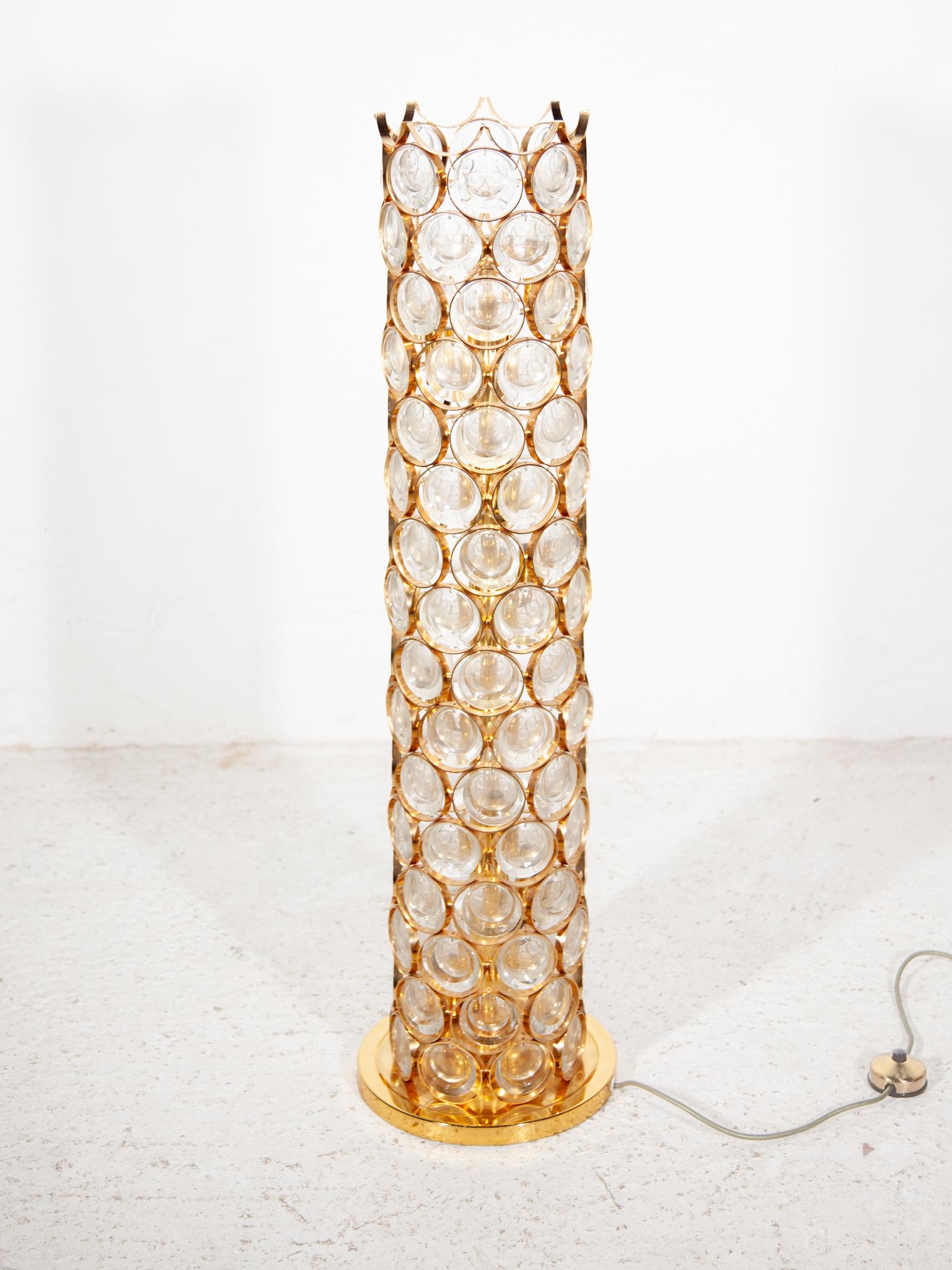 Very rare Hollywood Regency Floor Lamp designed by Palwa, Germany, 1970s. Features a gilded brass base, rod and stacking lamp shades with round gilded rings and hanging facetted clear crystal discs.

10 Bakelite E14 sockets.

Palwa or Palme &