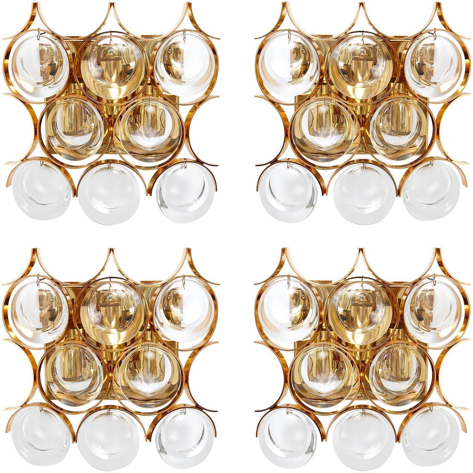 Ein Paar schöne Wandleuchten von Palwa (Palme und Walter), Deutschland, hergestellt in der Mitte des Jahrhunderts, um 1970 (1960er-1970er). Sie sind aus vergoldetem/vergoldetem Messing und haben große runde Gläser. Jede Leuchte ist für drei kleine