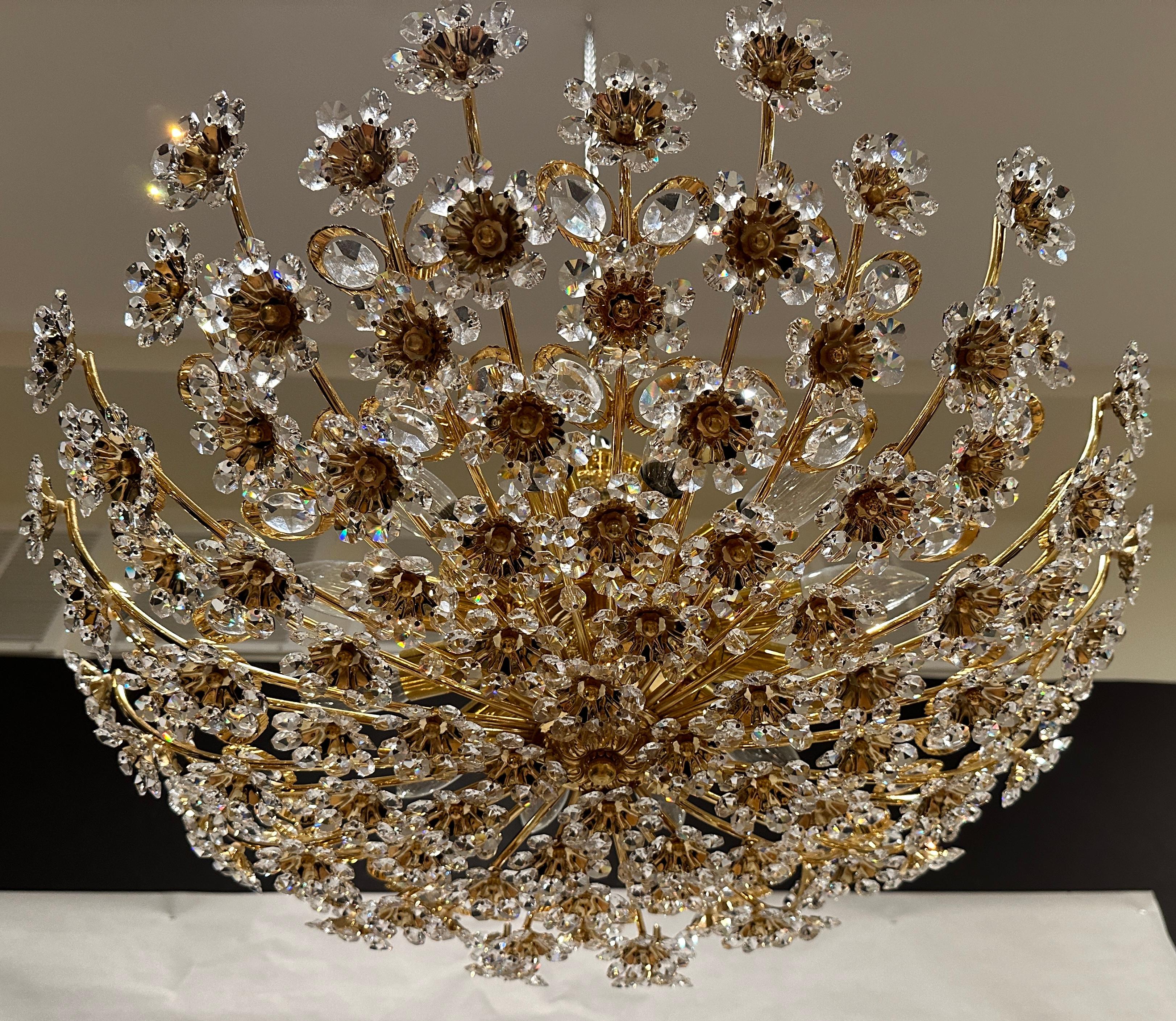 Großer runder vergoldeter Messing-Metall-Kristallglas-Kronleuchter mit Blumenmotiv von Palwa, Deutschland, ca. 1960-1970. 12 Lichter. Diese brillante und wunderschöne Deckenleuchte hat viele schöne, handgeschliffene, facettierte Kristalle in Form