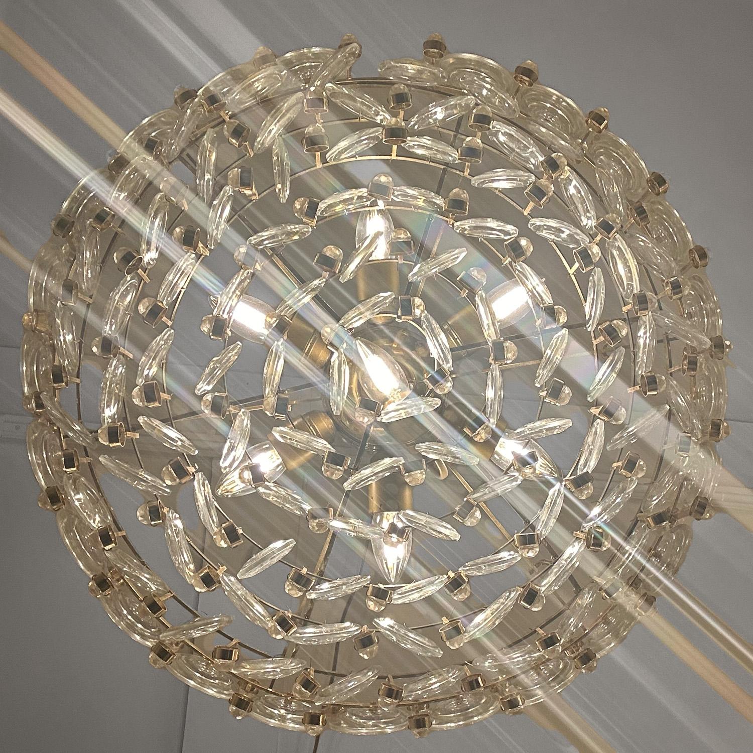 Hollywood Regency Lampadario a strati di Palwa con gocce di cristallo e ottone dorato anni '60 in vendita