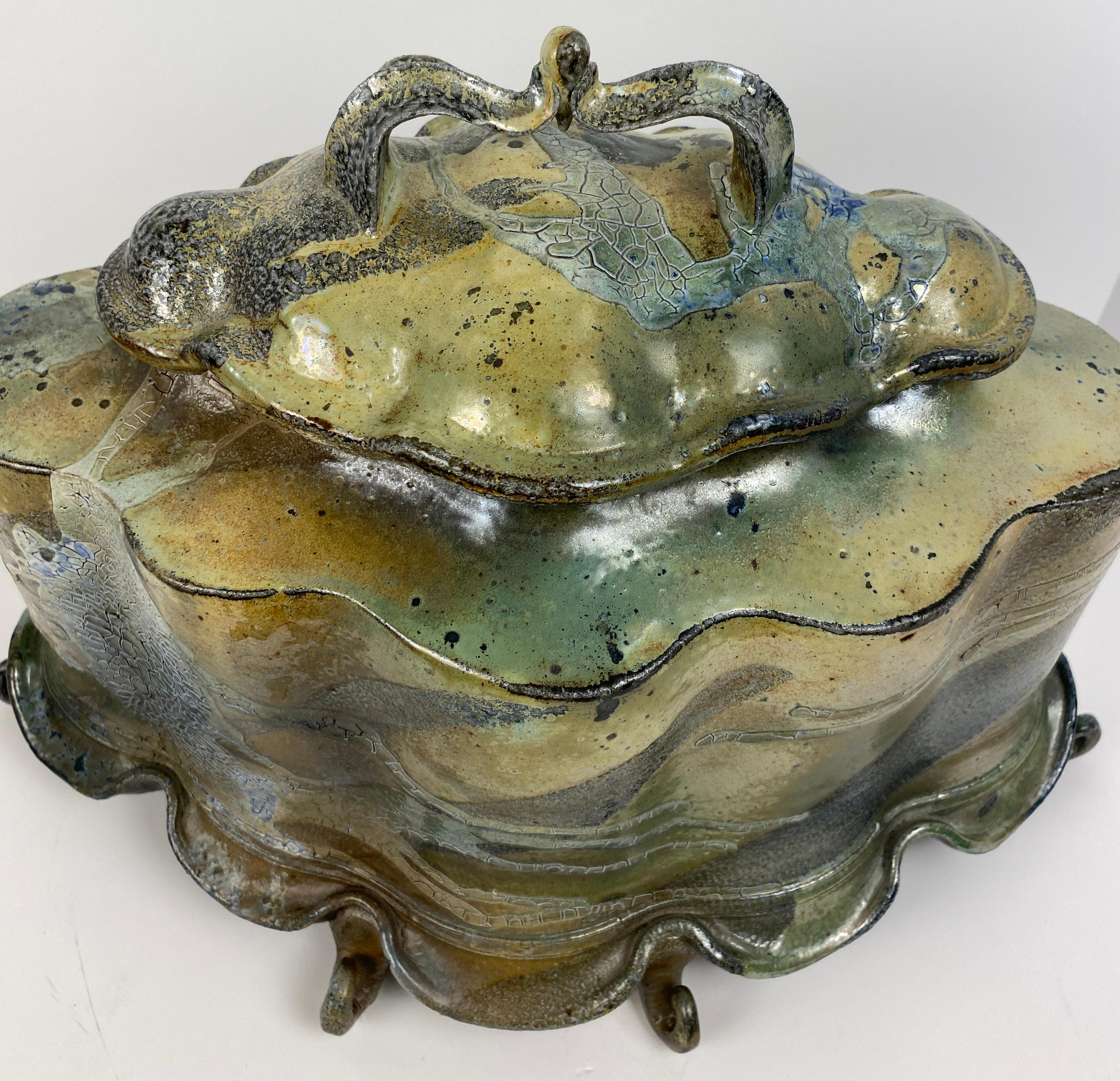 Américain Grand centre de table en céramique signé et attribué à Pam Bailey en vente