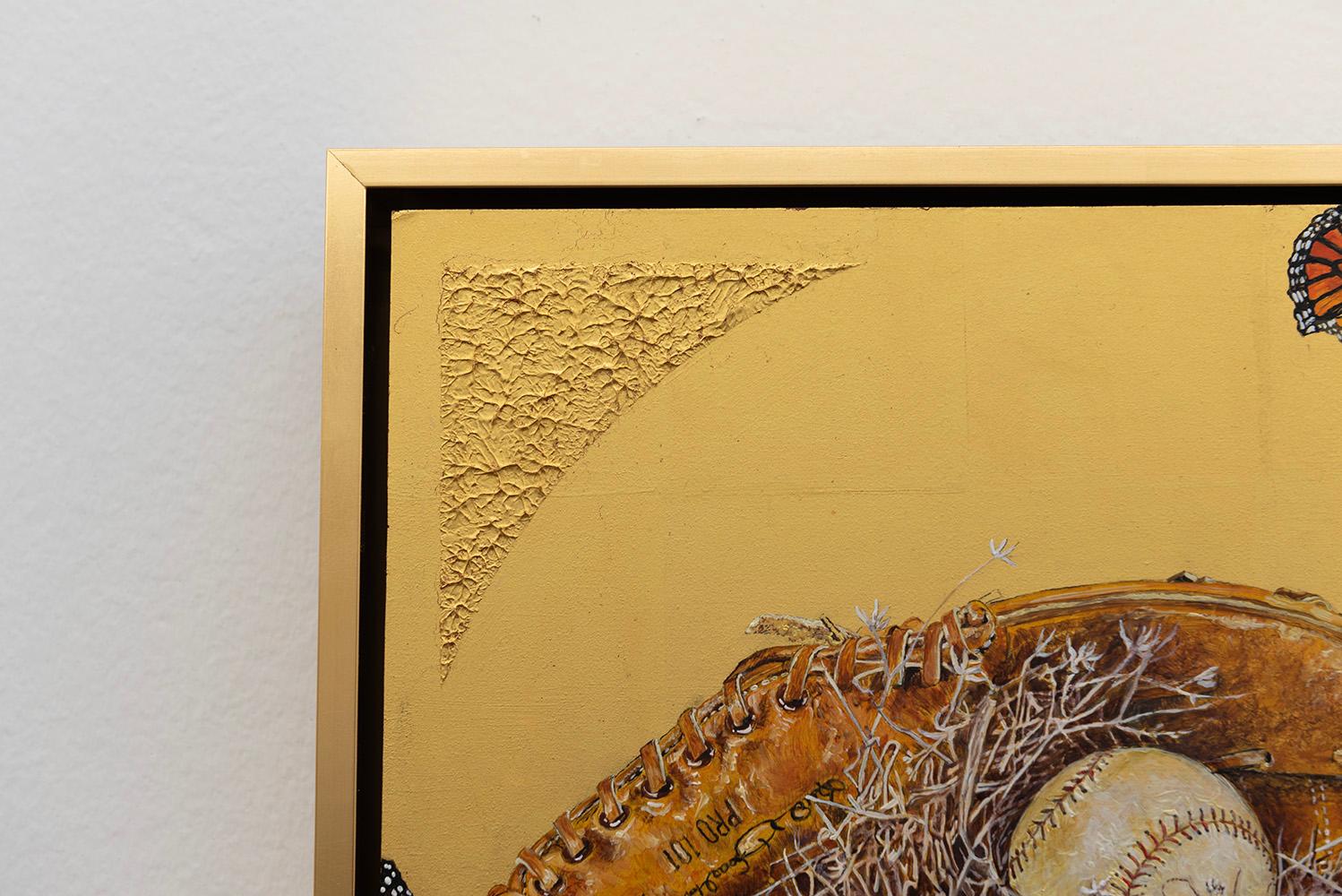 Catch de Pam Burnley-Schol est une peinture à l'huile sur feuille d'or, représentant un gant de baseball tenant un nid d'oiseau dans lequel est nichée une balle de baseball. Un lézard à cornes et des papillons monarques entourent le gant de