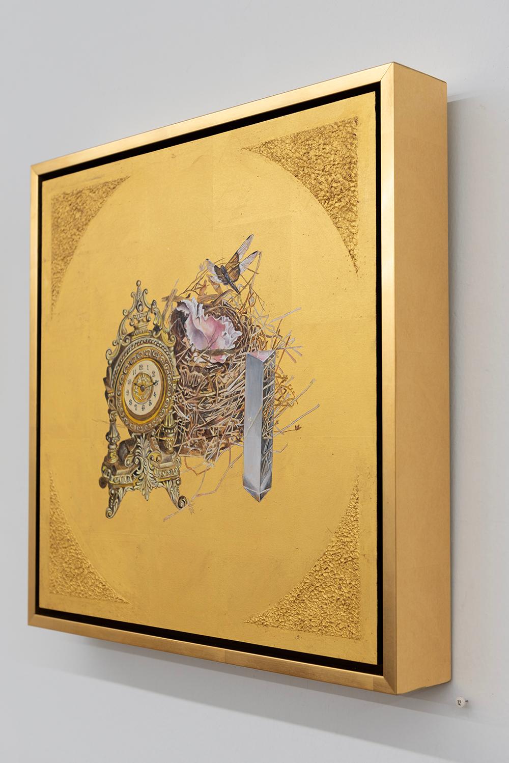 Kontinuum - Ölgemälde auf 23k Blattgold, Stillleben, Nest, Muschel, Prisma, Uhr (Zeitgenössisch), Painting, von Pam Burnley-Schol