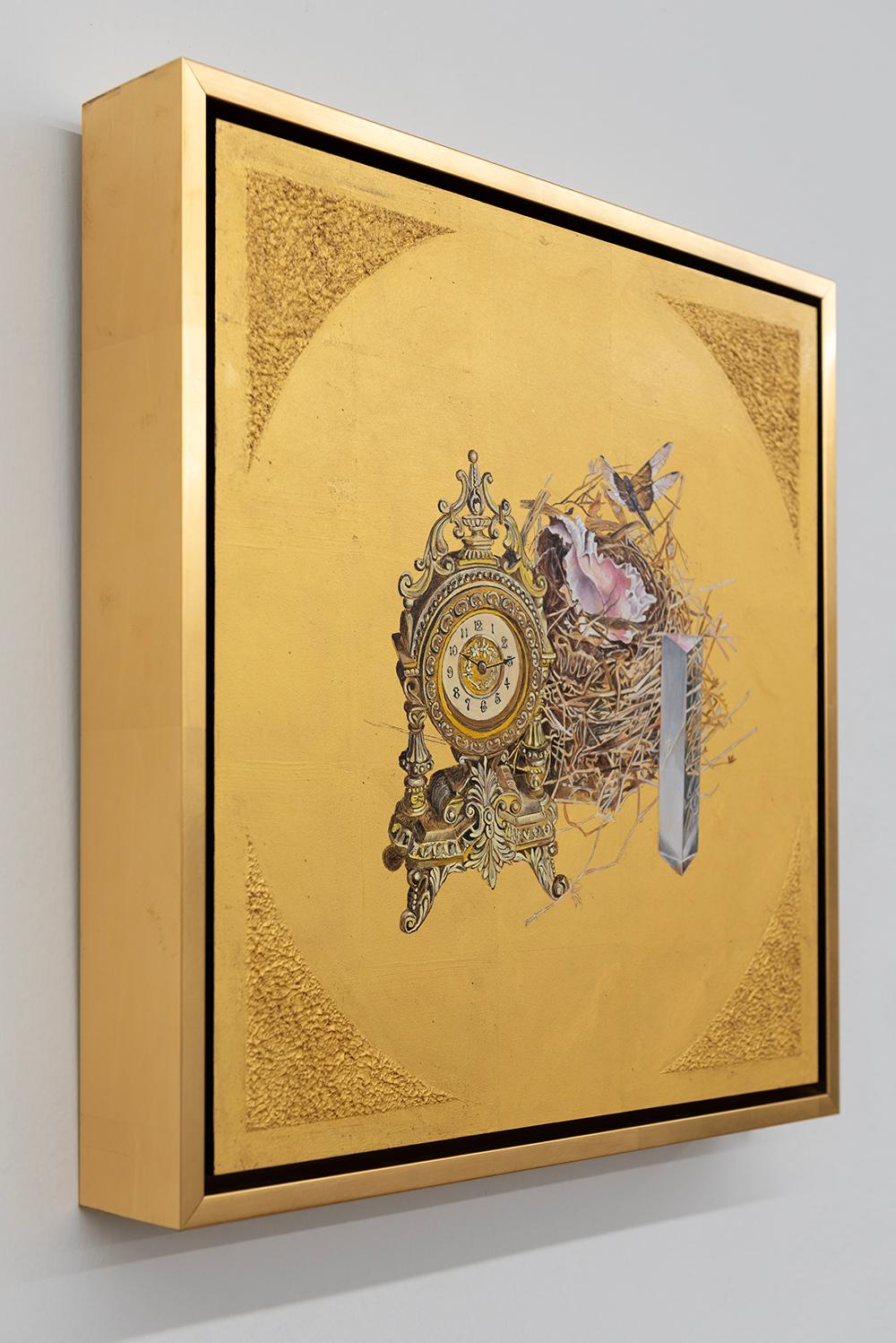 Kontinuum - Ölgemälde auf 23k Blattgold, Stillleben, Nest, Muschel, Prisma, Uhr (Gold), Still-Life Painting, von Pam Burnley-Schol