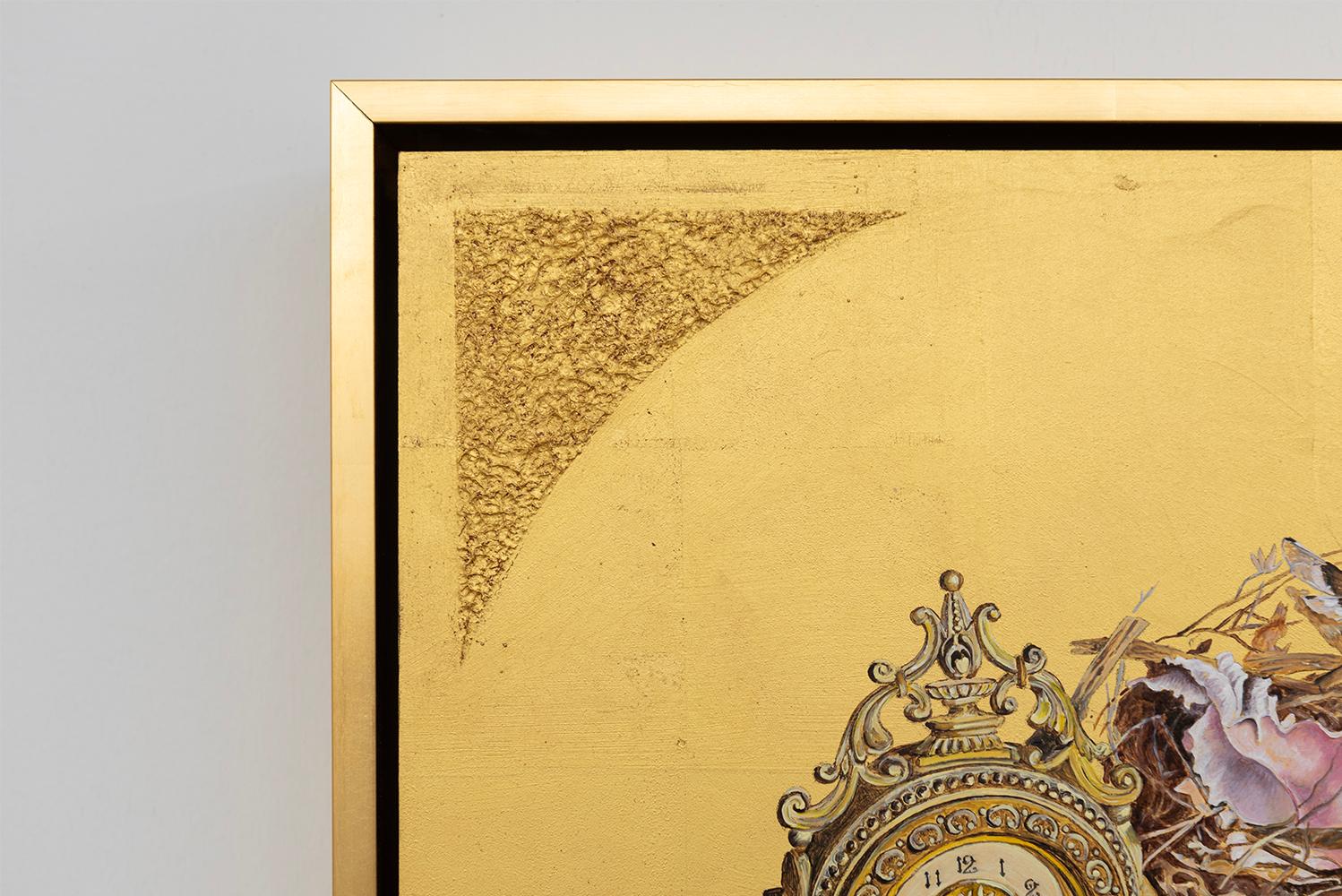 Kontinuum - Ölgemälde auf 23k Blattgold, Stillleben, Nest, Muschel, Prisma, Uhr im Angebot 1