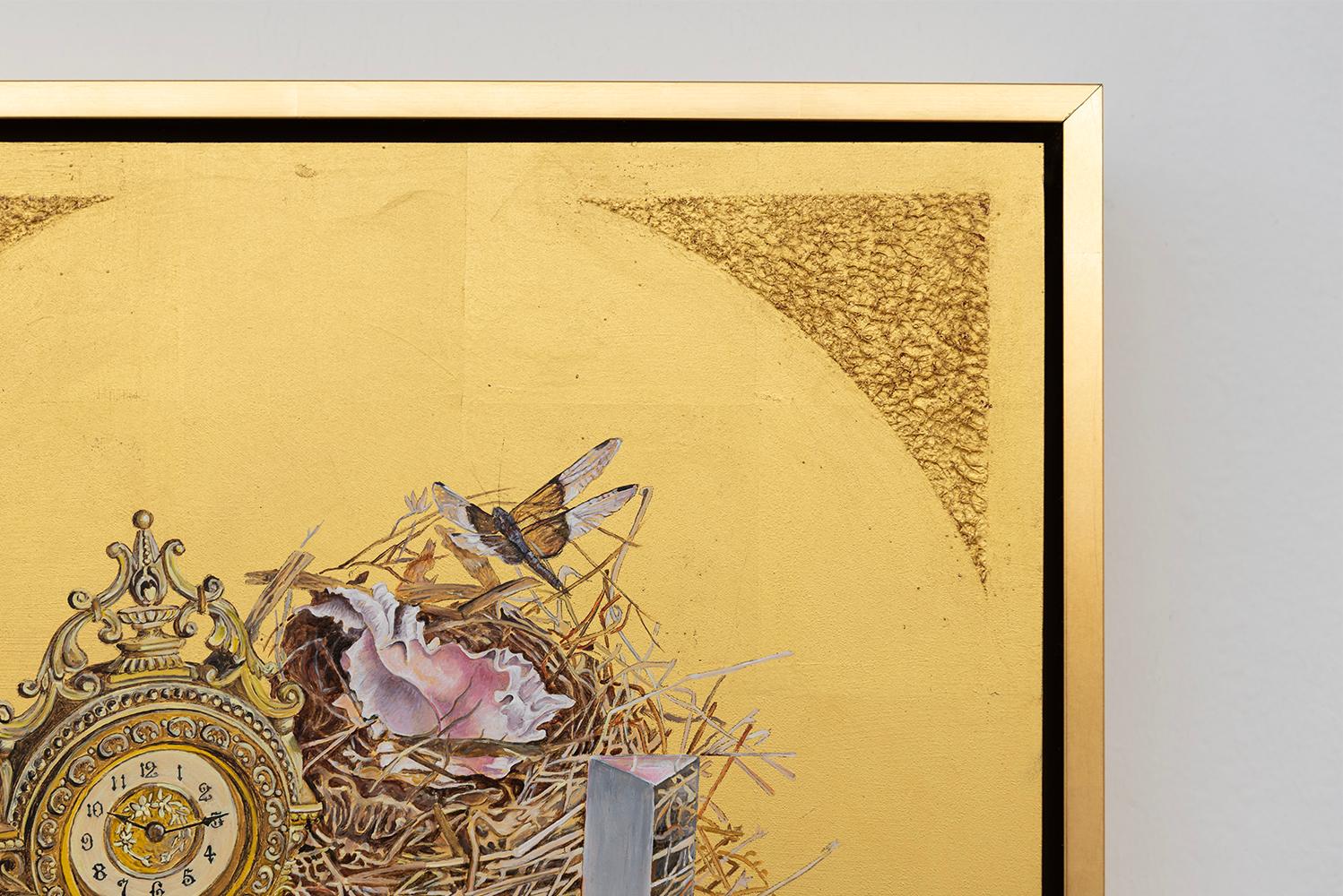 Kontinuum - Ölgemälde auf 23k Blattgold, Stillleben, Nest, Muschel, Prisma, Uhr im Angebot 2
