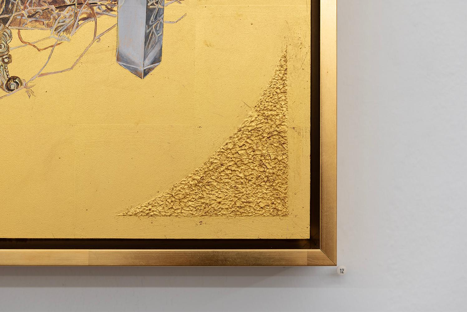 Kontinuum - Ölgemälde auf 23k Blattgold, Stillleben, Nest, Muschel, Prisma, Uhr im Angebot 3