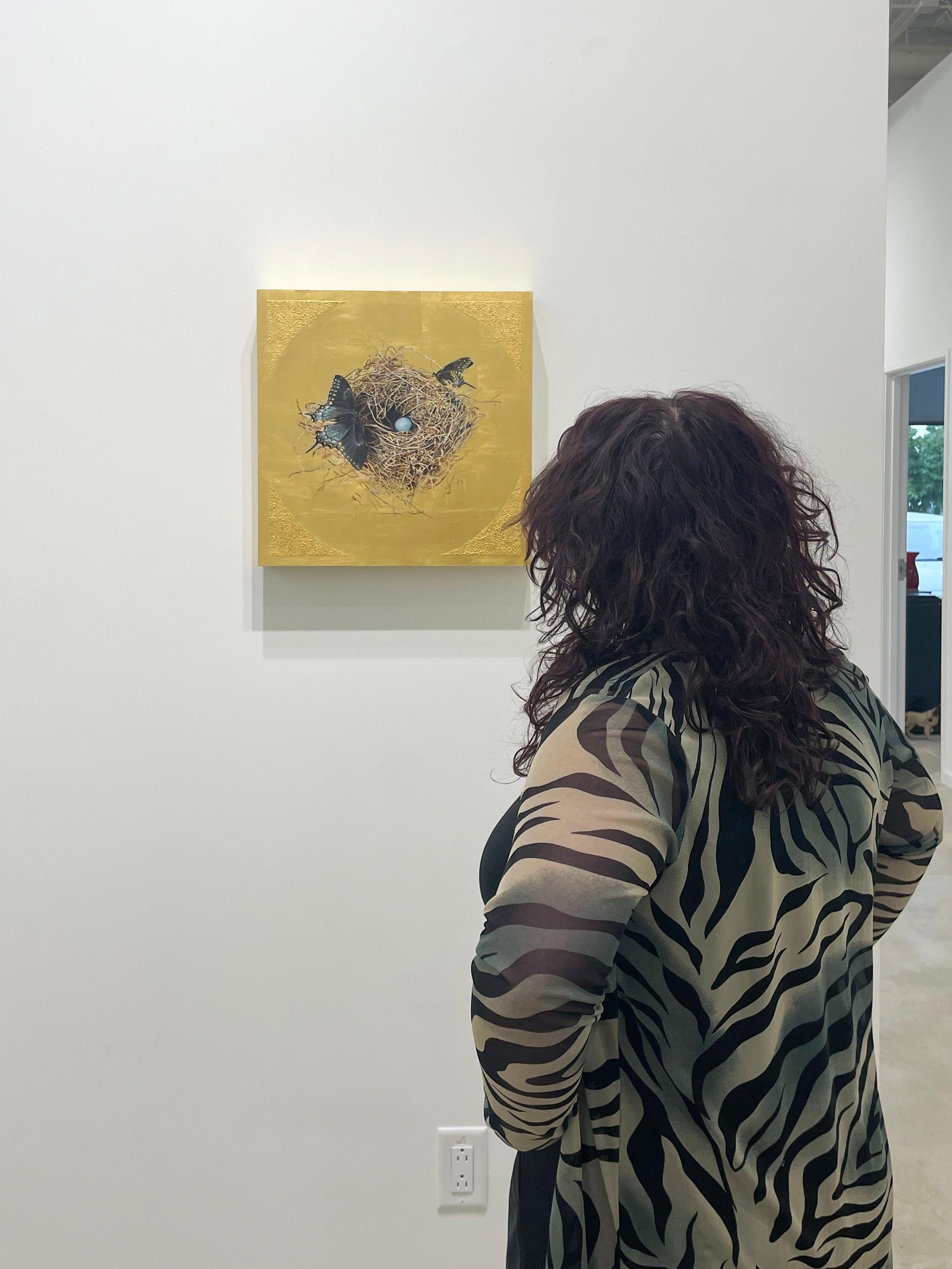 Nido: Colas de Golondrina Negras - Naturaleza Muerta Pintura al Óleo sobre Hoja de Oro, Mujer Artista - Painting de Pam Burnley-Schol