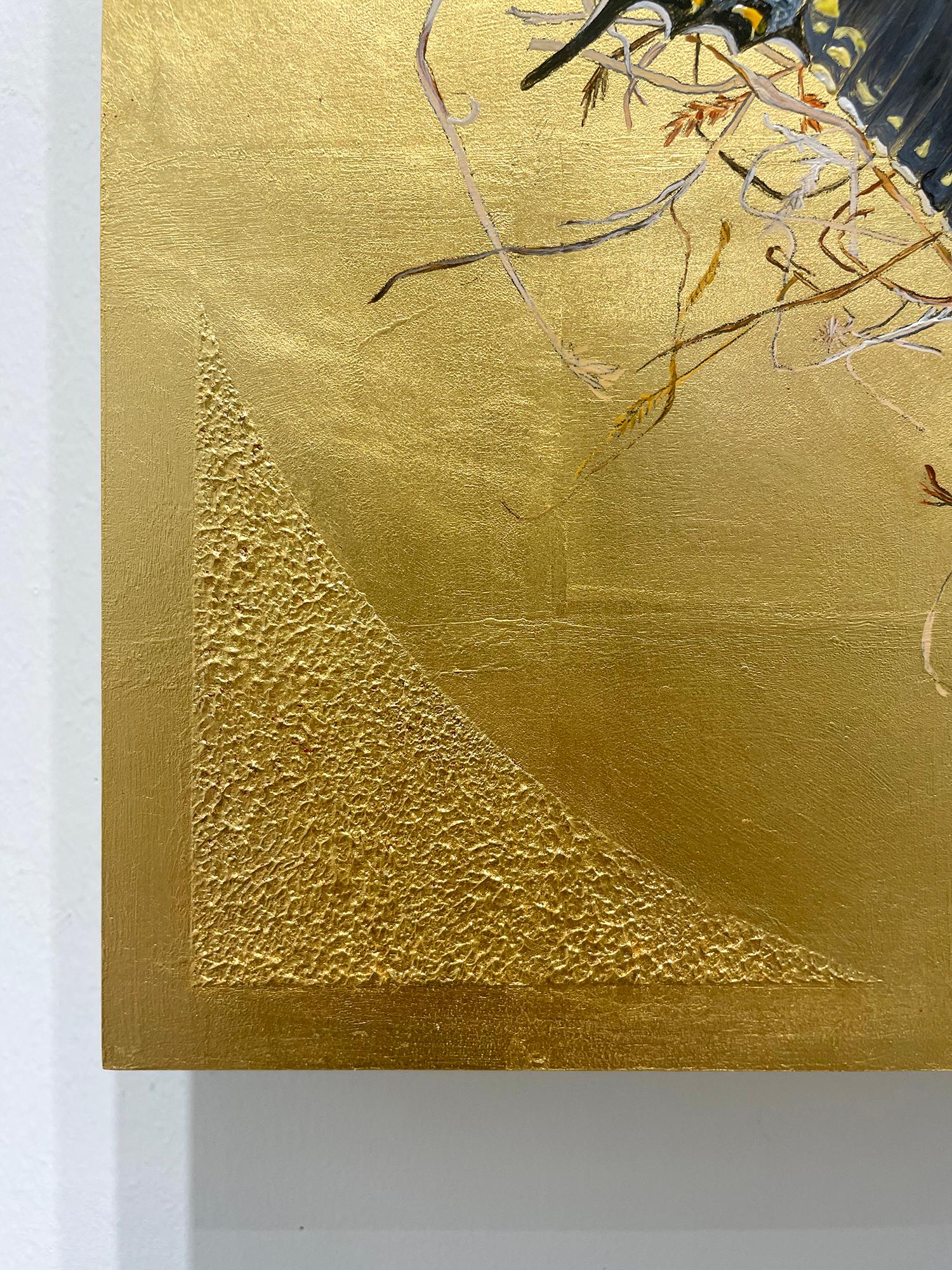 Nido: Cola de golondrina negra, de Pam Burnley-Schol, es una detallada pintura al óleo sobre pan de oro. Este cuadro es un bodegón de temática natural, en el que aparece un nido de pájaro con un solo huevo azul y dos mariposas colocadas a ambos