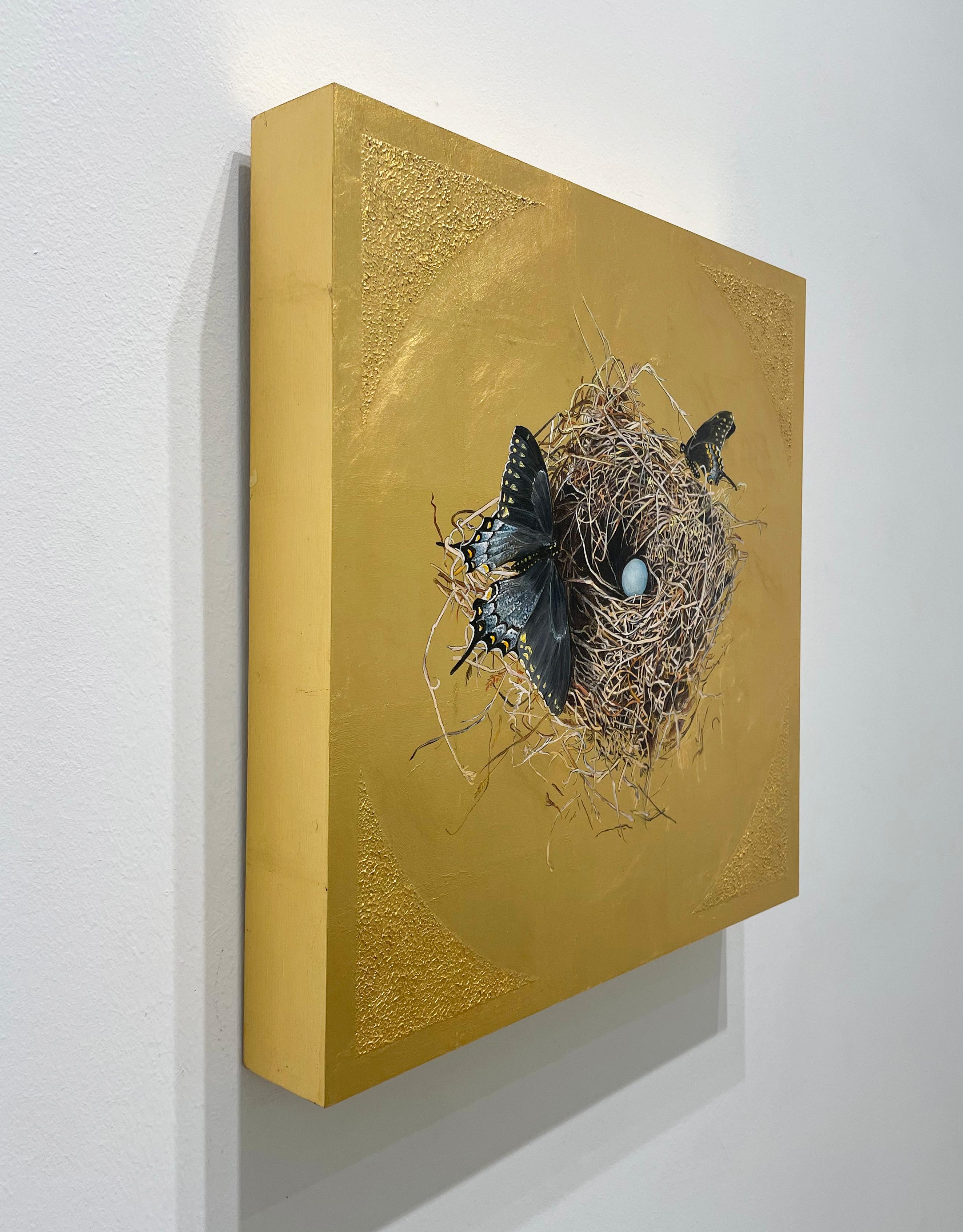 Nido: Colas de Golondrina Negras - Naturaleza Muerta Pintura al Óleo sobre Hoja de Oro, Mujer Artista 1