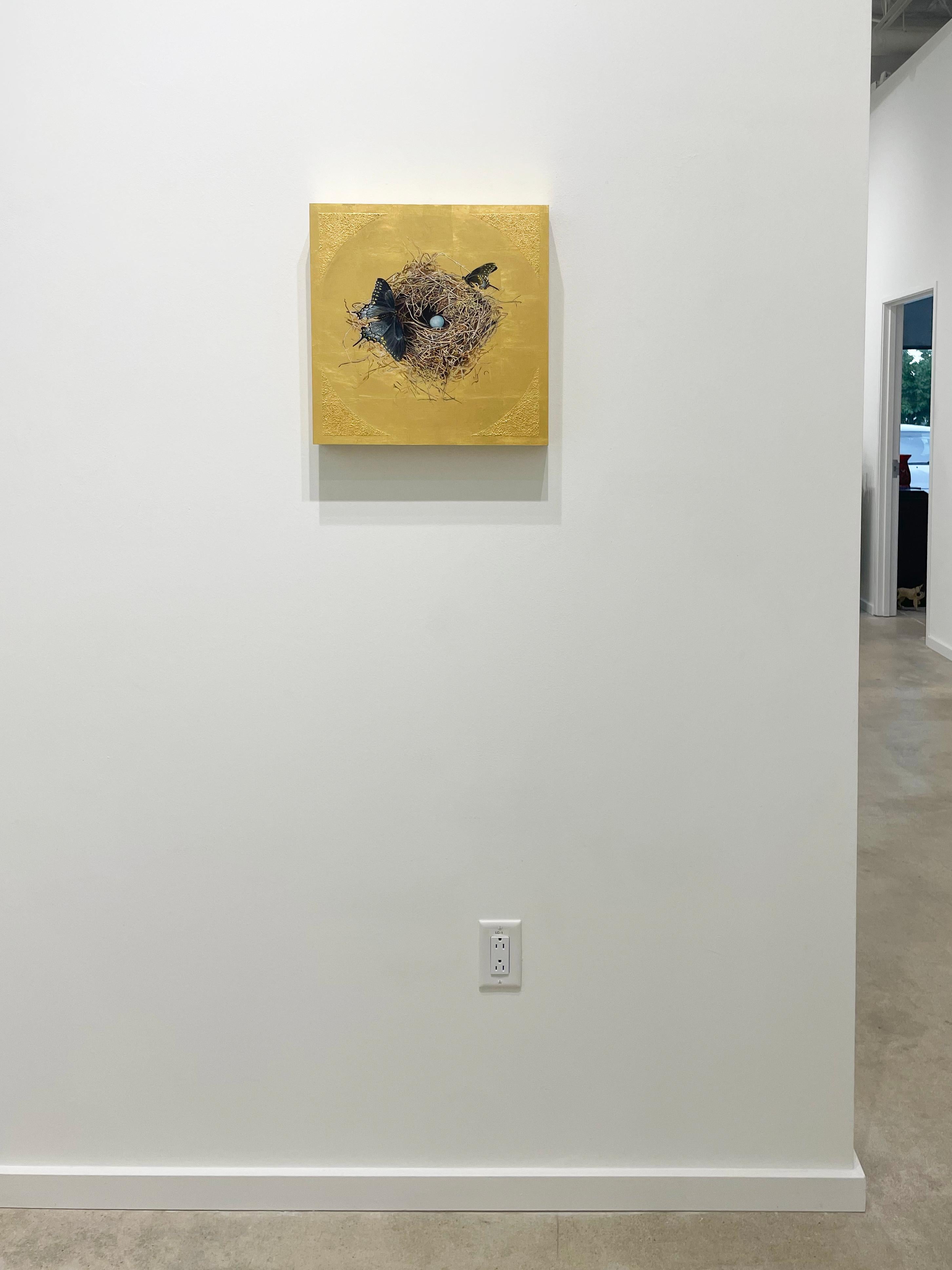 Nid : Les hirondelles noires - Nature morte à l'huile sur feuille d'or, Femme Artiste - Contemporain Painting par Pam Burnley-Schol