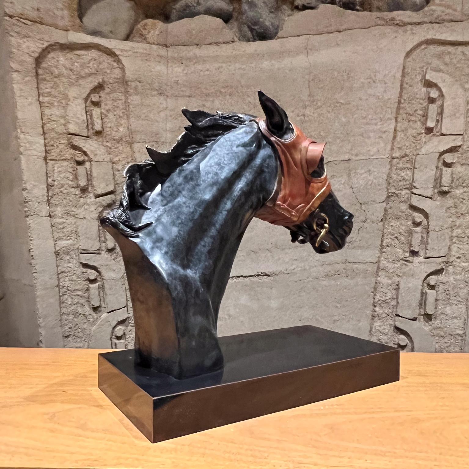 Scultura di cavallo da corsa in bronzo dello Studio Pam Foss (a) Gallery in vendita 3