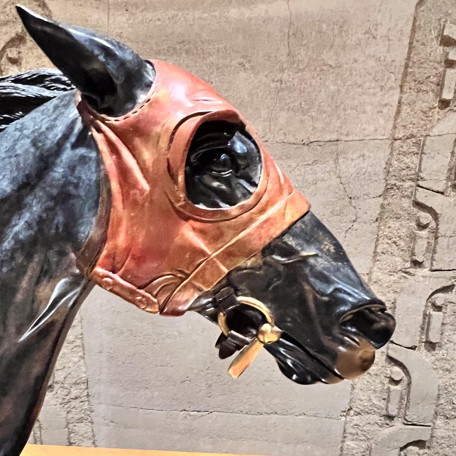 Scultura di cavallo da corsa in bronzo dello Studio Pam Foss (a) Gallery in vendita 4