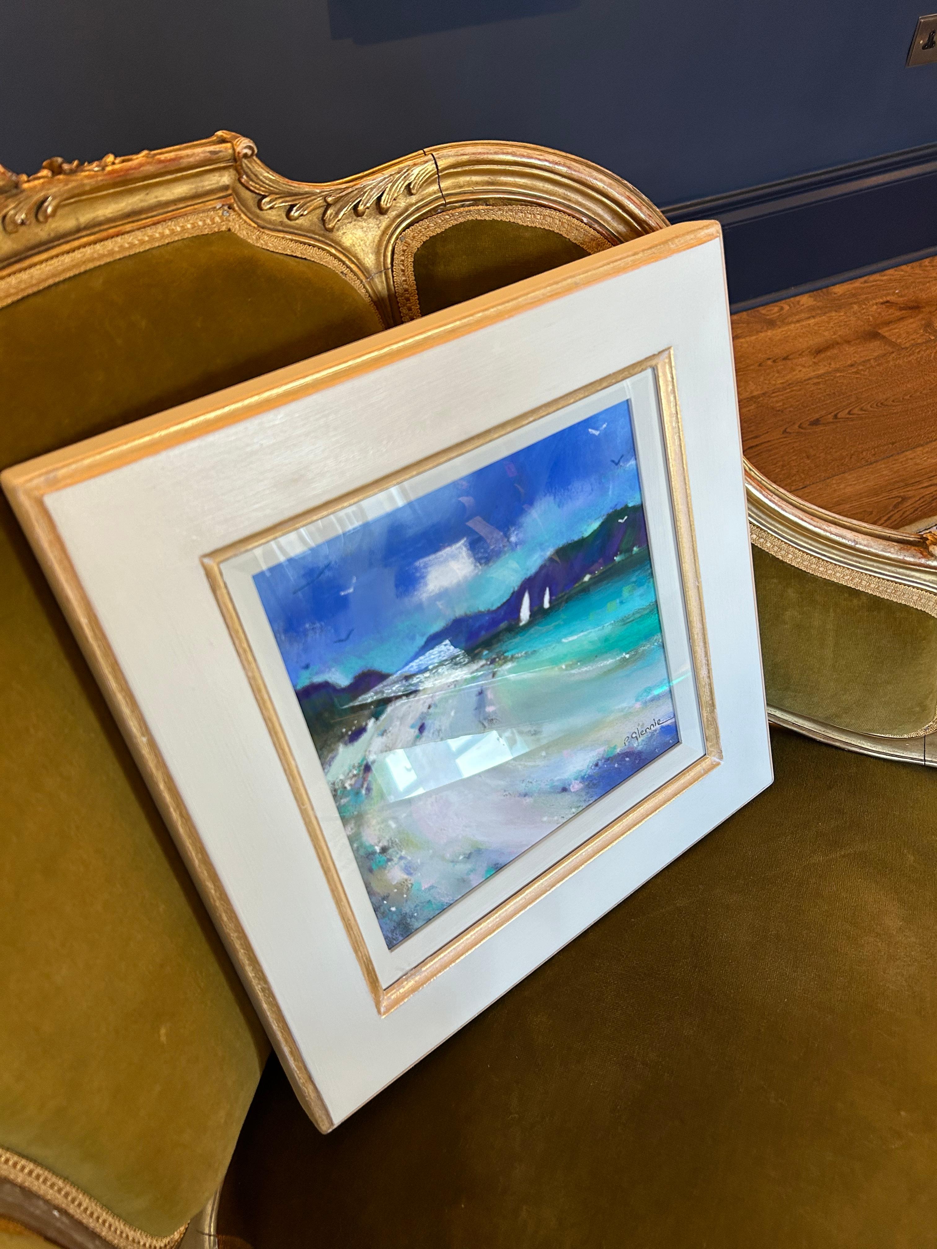 Pam nació en Ayrshire, en la pintoresca costa oeste de Escocia, y se licenció en la Escuela de Arte de Glasgow en 1986. Alentada por sus artísticos padres, inició una temprana carrera en el diseño, forjándose un amor por el color. Inspirada por la