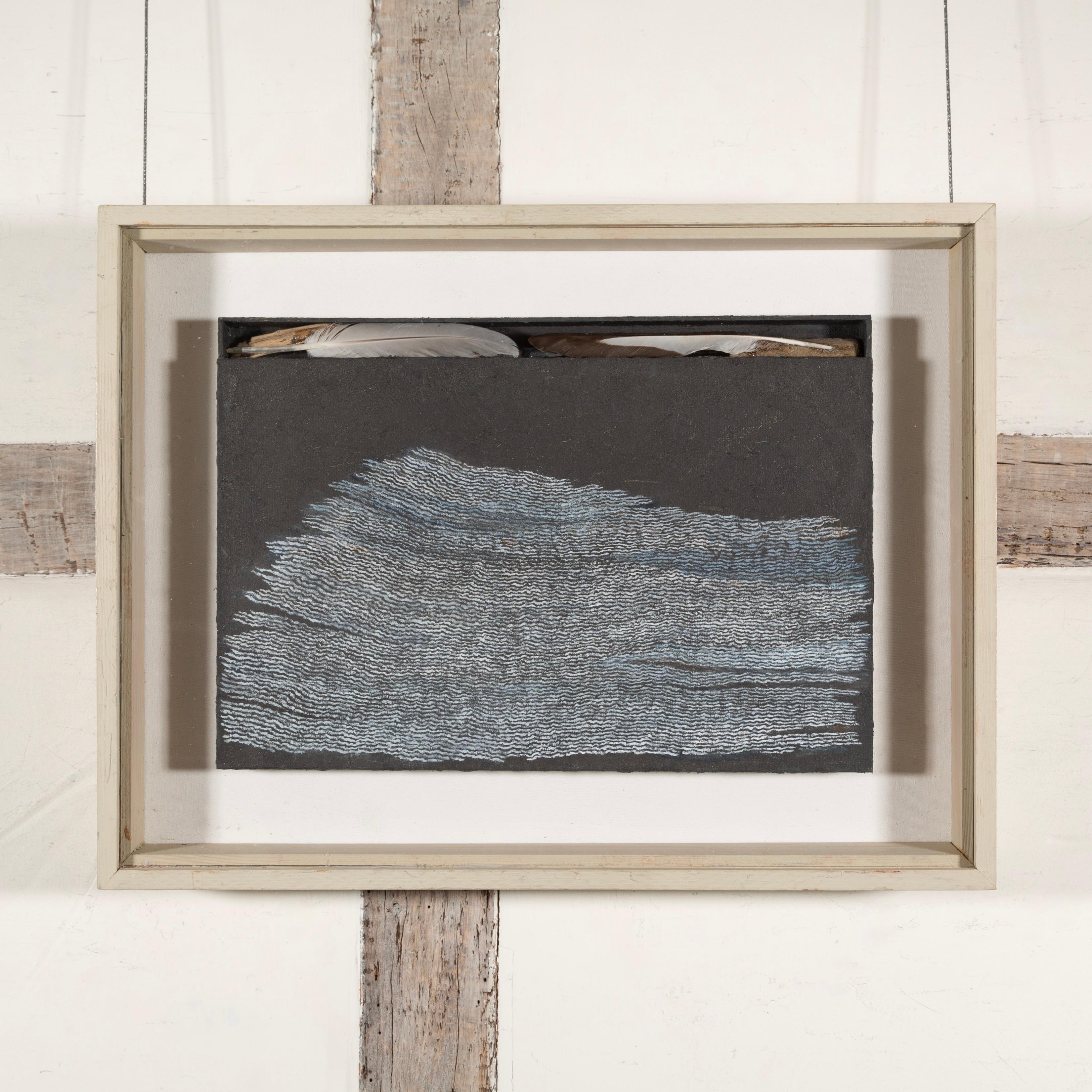 Estuario IV, 2018 - Pittura ad olio astratta con oggetti trovati (piume) in grigio - Painting di Pamela Burns