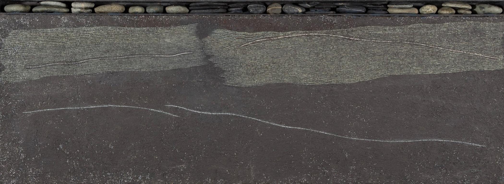 Greene & Greene Shore I Quadro di Pamela Burns B. 1938, 2015

Informazioni aggiuntive:
Mezzo: Olio e sabbia su tela con ardesie e sassolini
Dimensioni: 22 x 60 cm
8 5/8 x 23 5/8 in
Firmato, datato, intitolato e iscritto al verso.

Pamela Burns è una