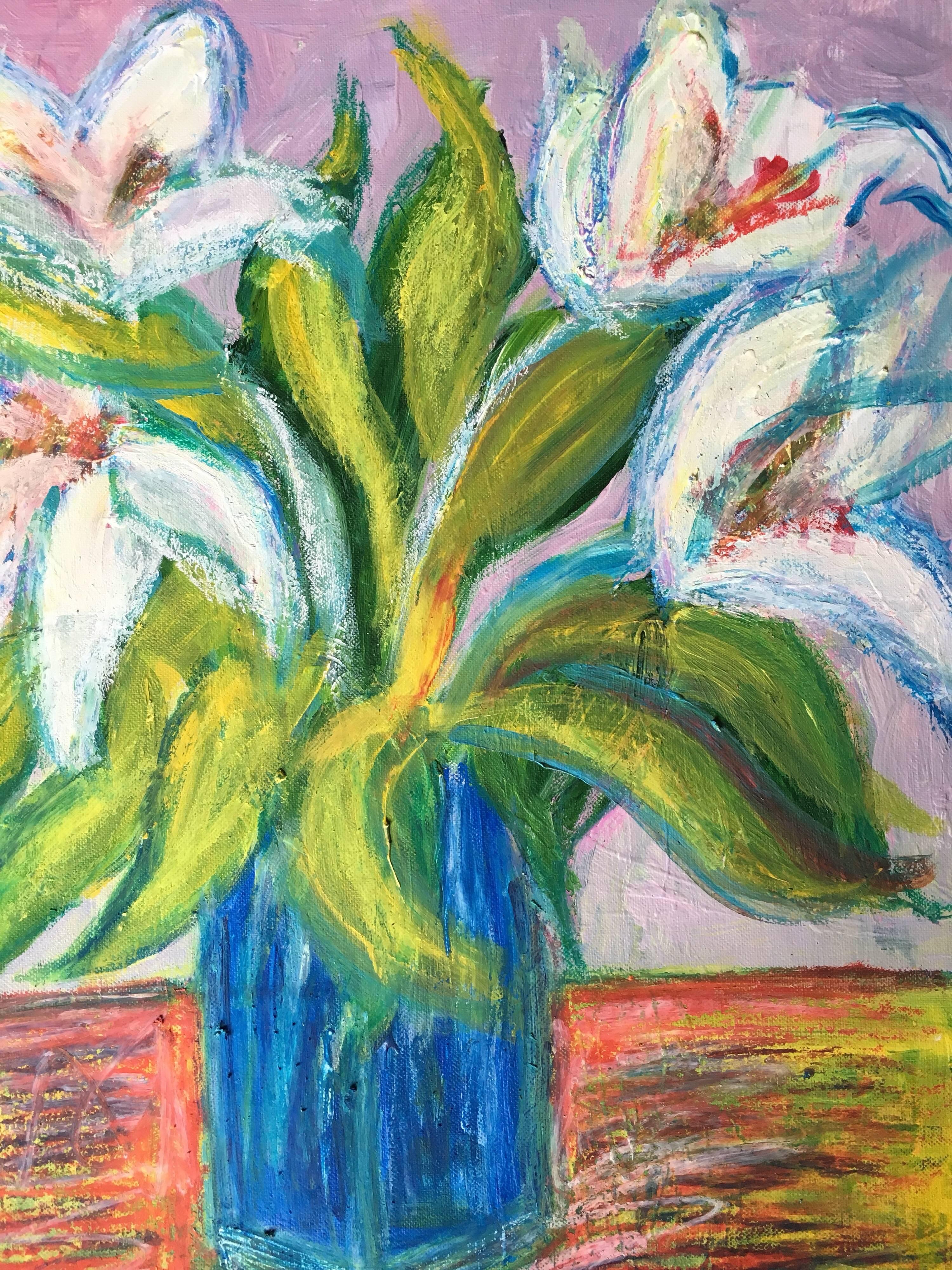 Lilien in einer blauen Vase, impressionistisches Ölgemälde von Blumen (Braun), Landscape Painting, von Pamela Cawley
