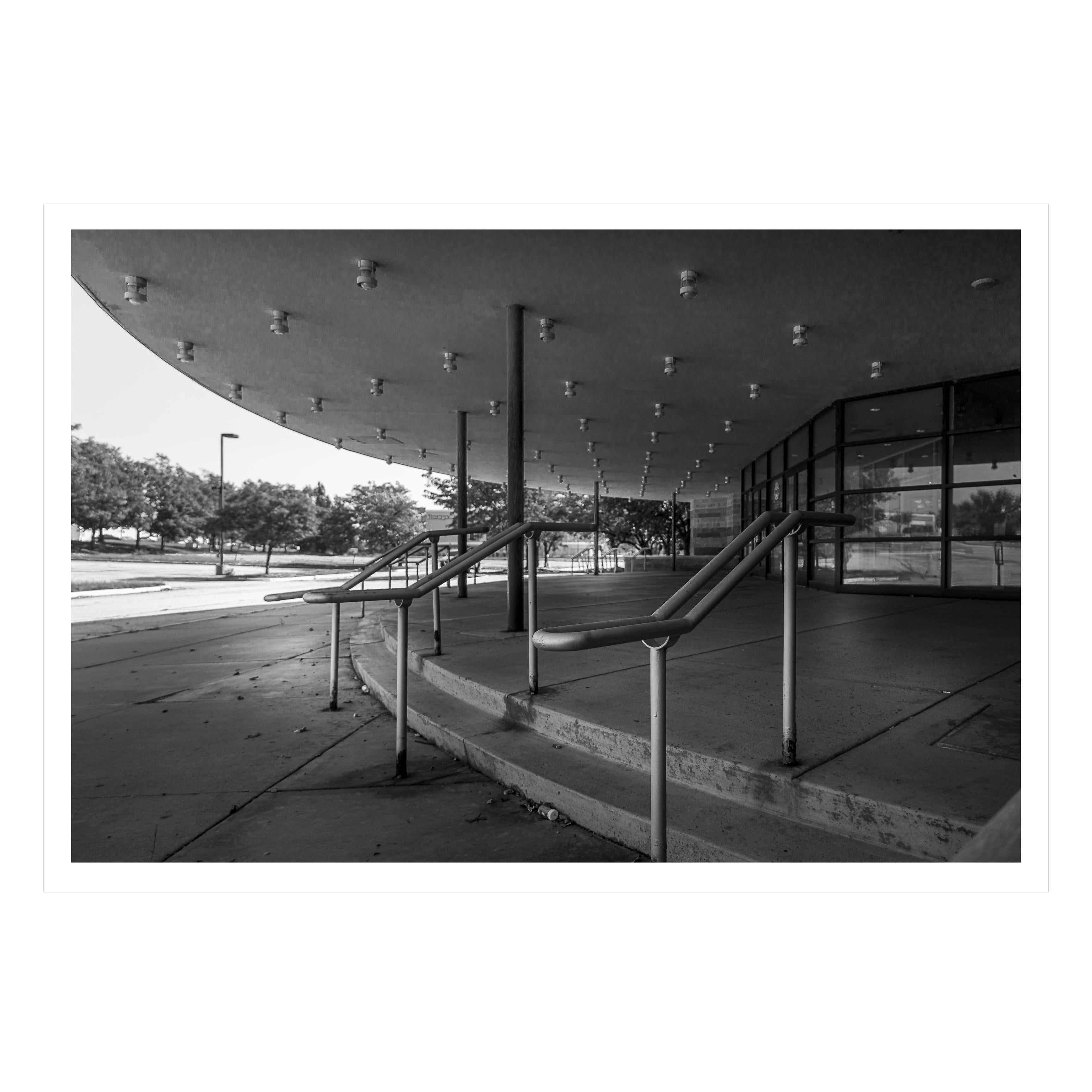 Forgotten Glamour (40% remise sur le prix affiché) - Photograph de Pamela Cresswell