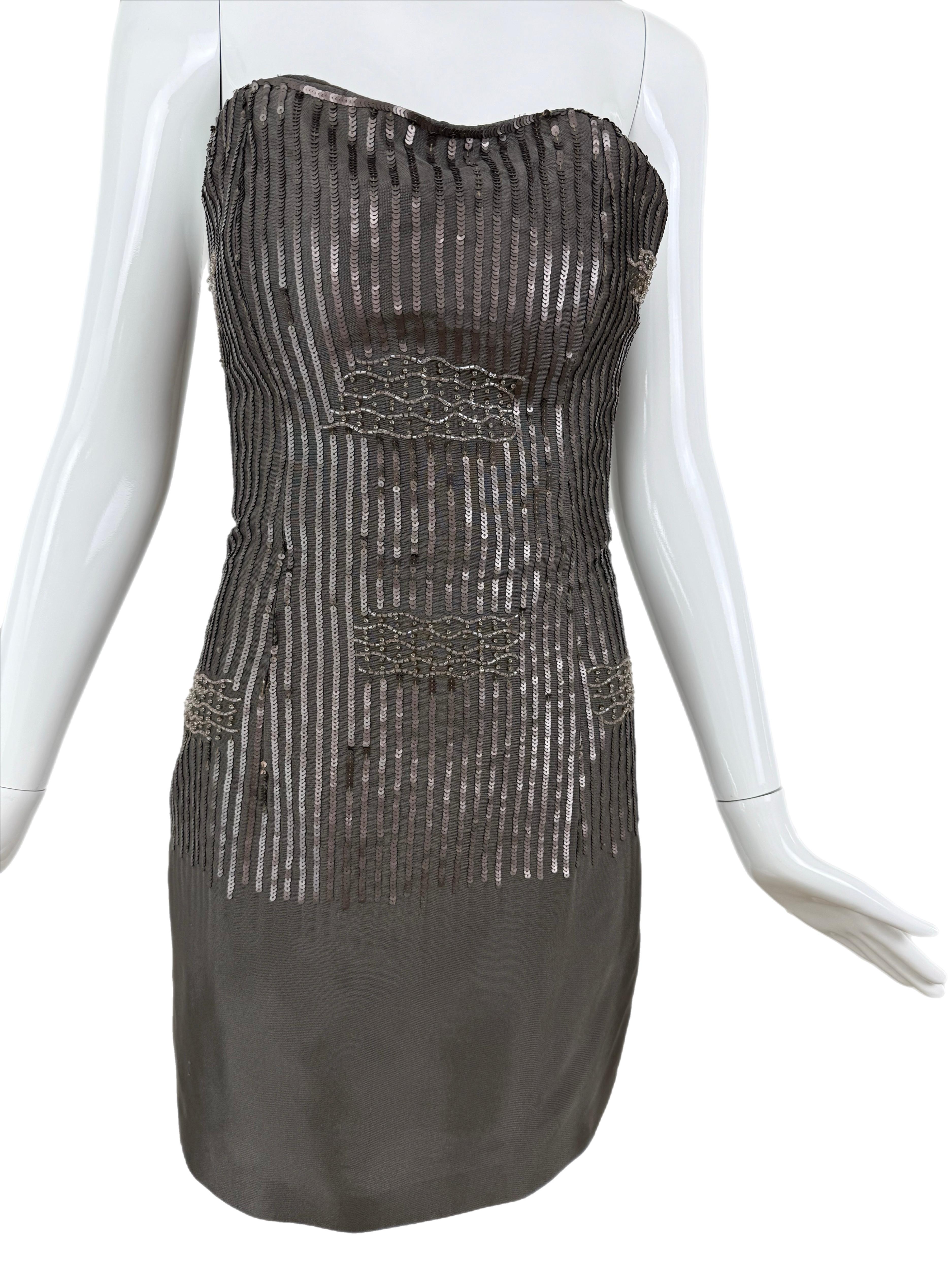 PAMELA DENNIS COUTURE Mini de seda gris vintage de los 90 con adornos en venta 1
