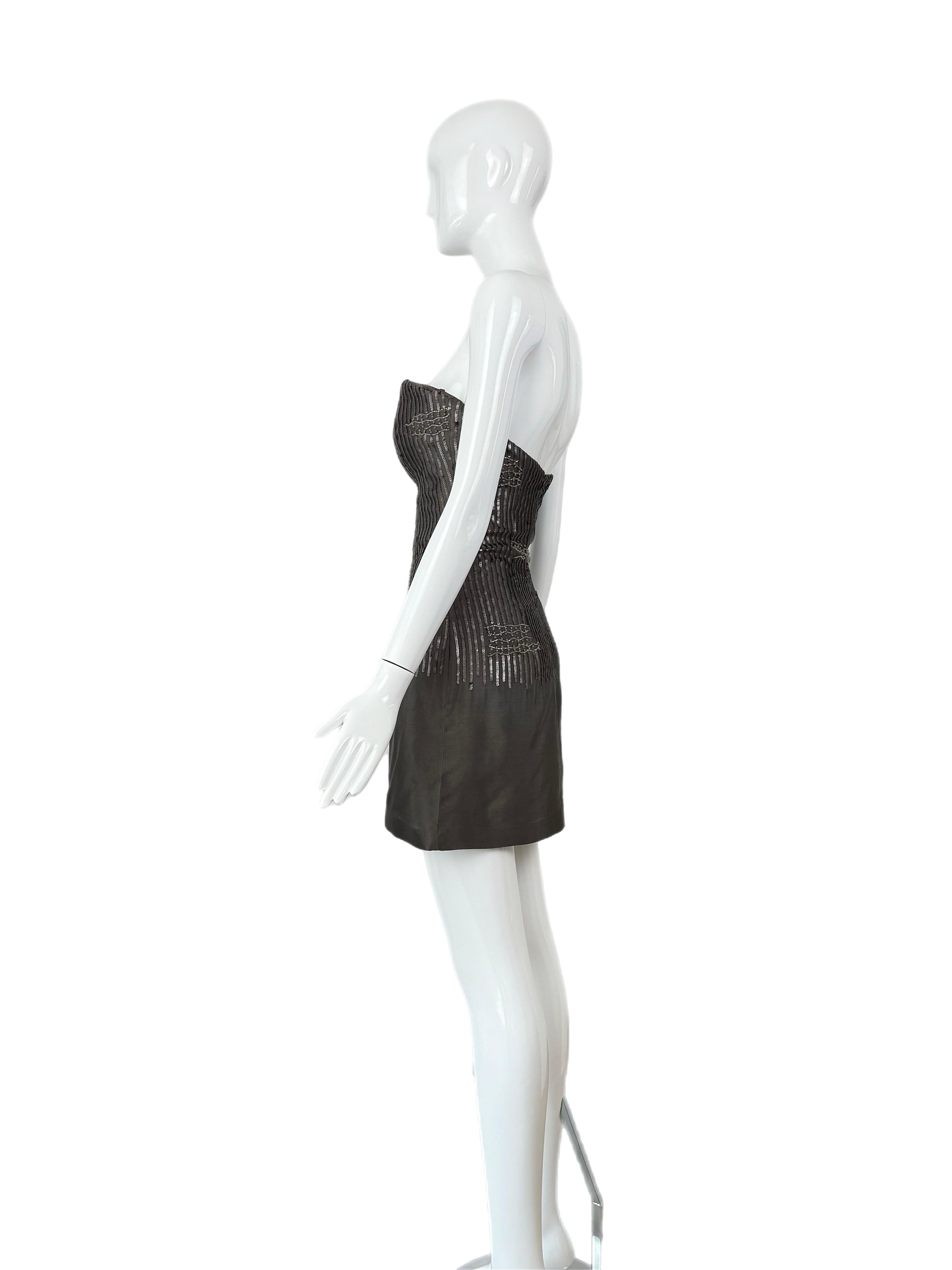 PAMELA DENNIS COUTURE Mini de seda gris vintage de los 90 con adornos en venta 2