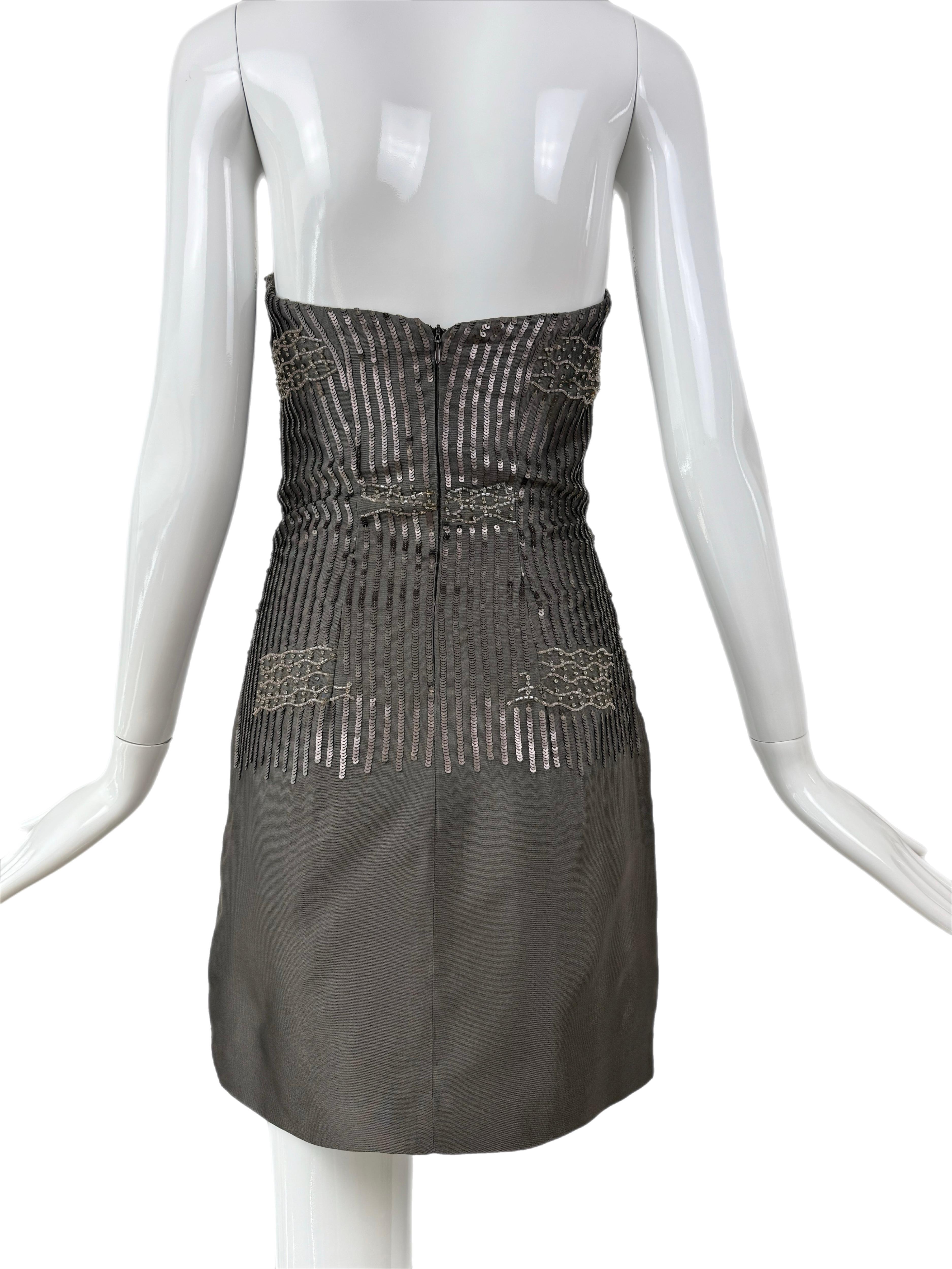 PAMELA DENNIS COUTURE Mini de seda gris vintage de los 90 con adornos en venta 3