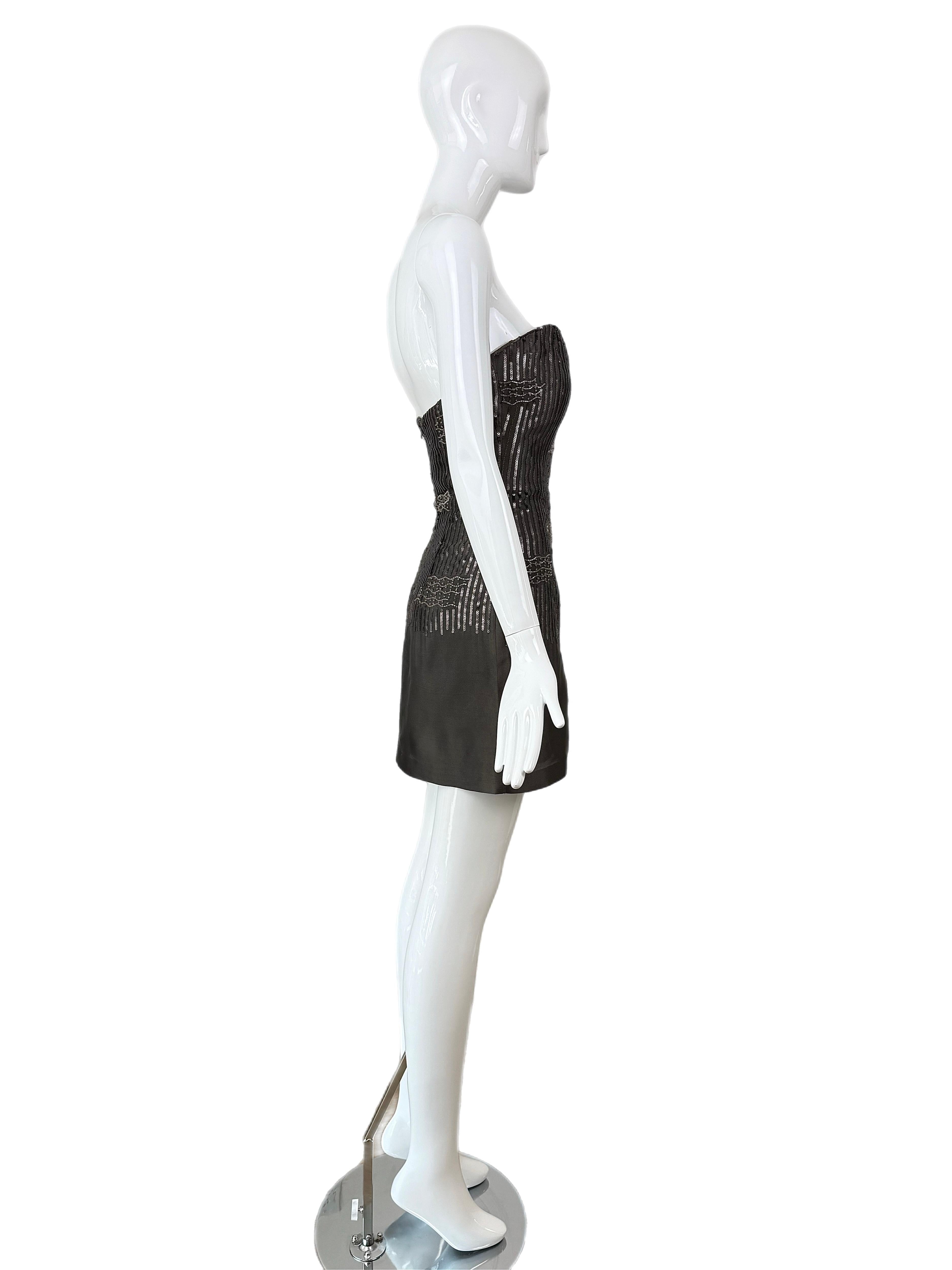 PAMELA DENNIS COUTURE Mini de seda gris vintage de los 90 con adornos en venta 4