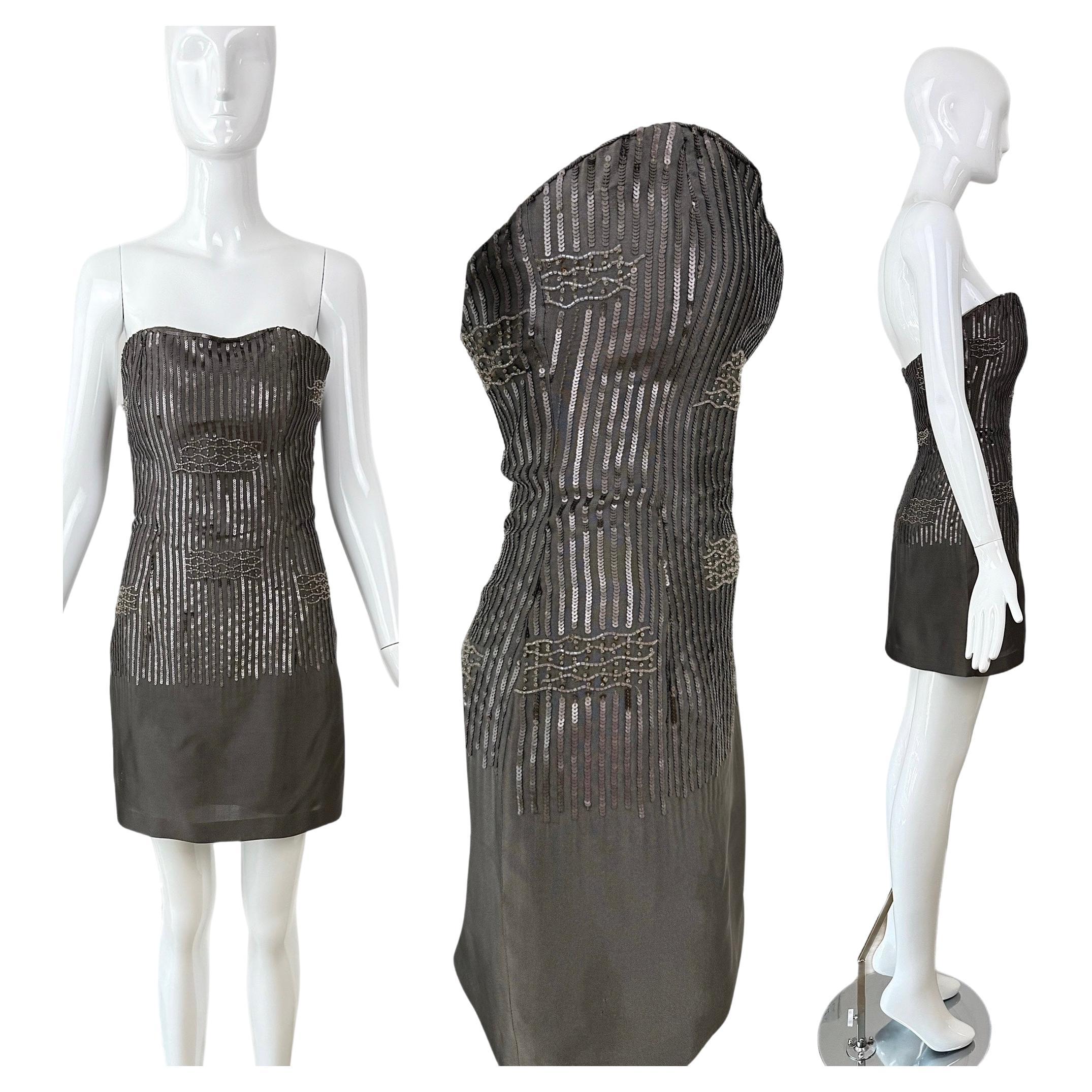 PAMELA DENNIS COUTURE Mini de seda gris vintage de los 90 con adornos en venta