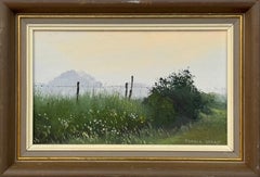 Una serena scena di campagna con colori tenui, verde lussureggiante e una profondità rilassante.