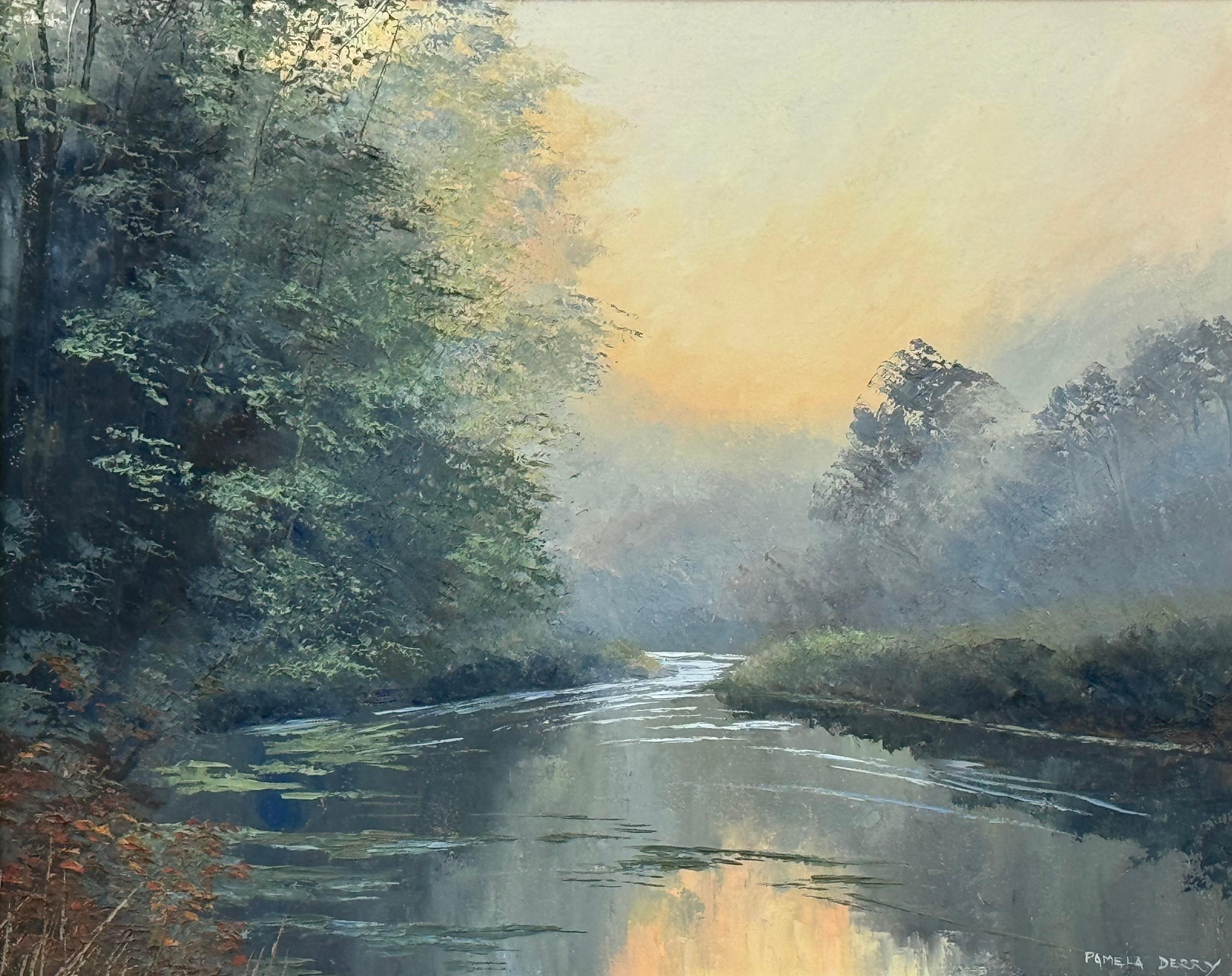 Un sereno paisaje fluvial al amanecer con árboles neblinosos y una suave y cálida luz matinal - Painting de Pamela Derry
