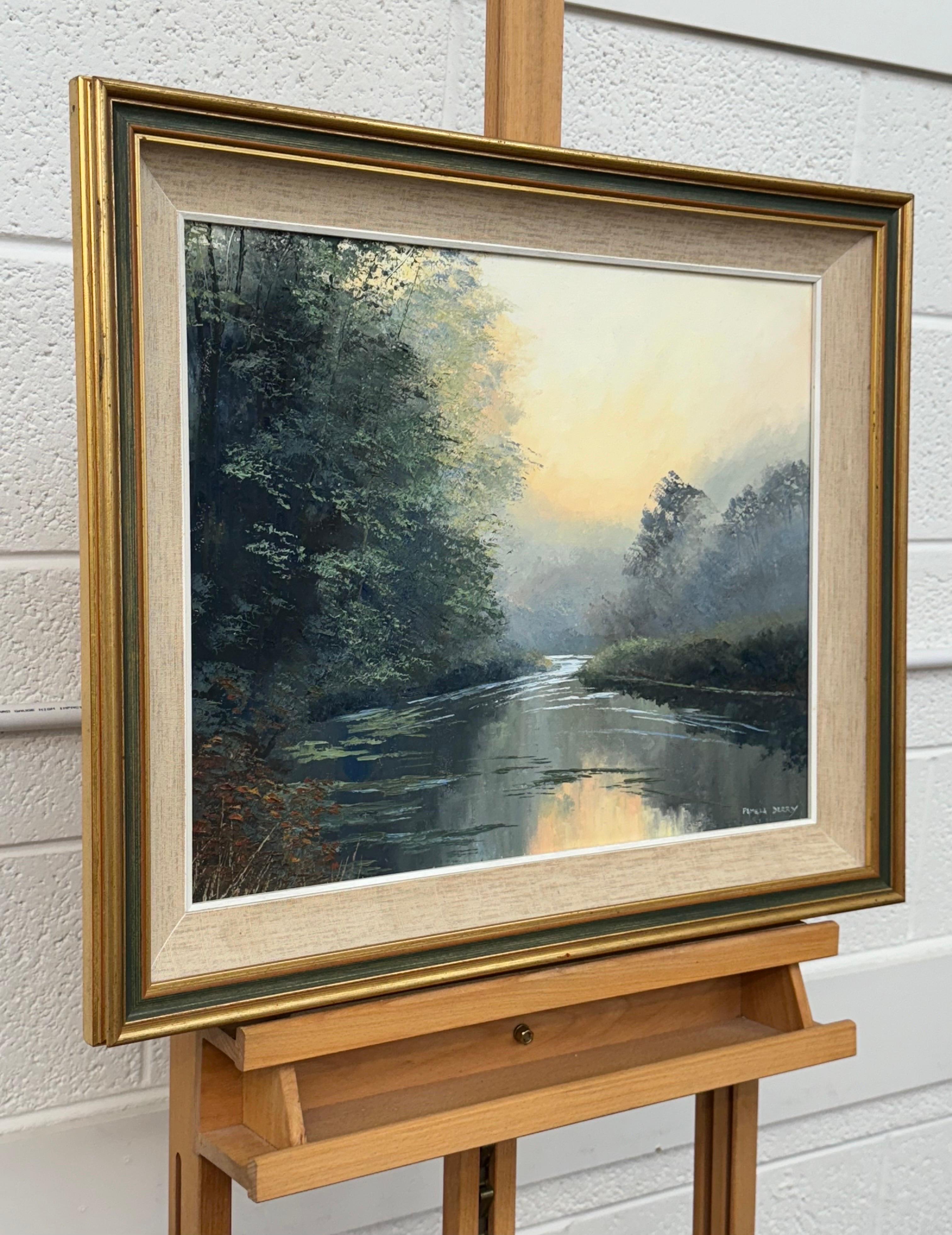 Un sereno paisaje fluvial al amanecer con árboles neblinosos y una suave y cálida luz matinal - Painting Escuela inglesa de Pamela Derry