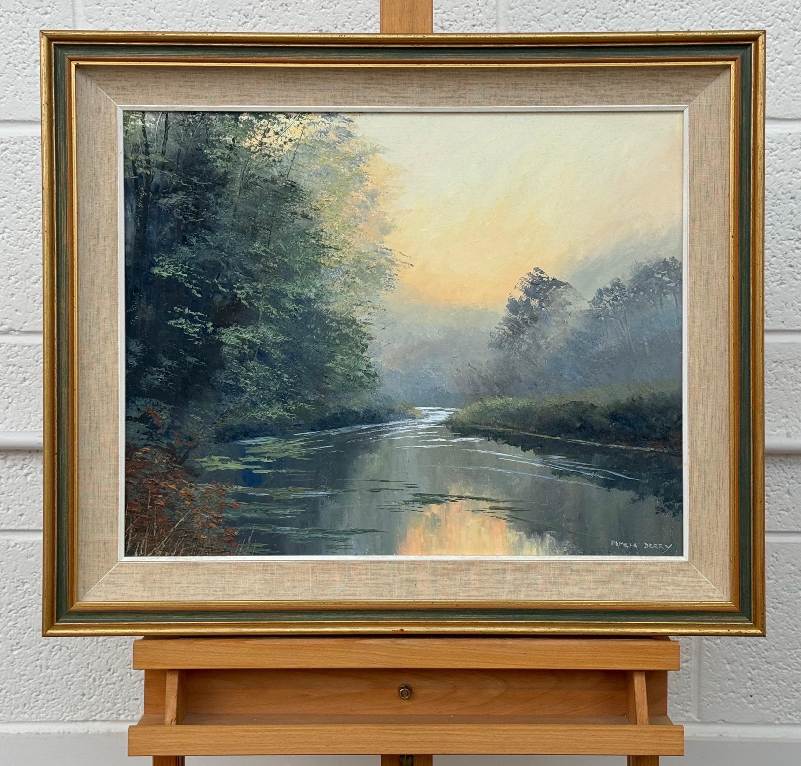 Un sereno paisaje fluvial al amanecer con árboles neblinosos y una suave y cálida luz matinal - Landscape Painting Gris de Pamela Derry